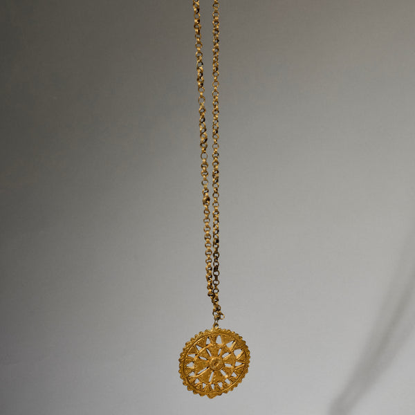 A BOLD  BAULE GILT BRASS NECKLACE WITH GOLD WEIGHT SHAPED DISC PENDANT, IVORY COAST (  No 4980