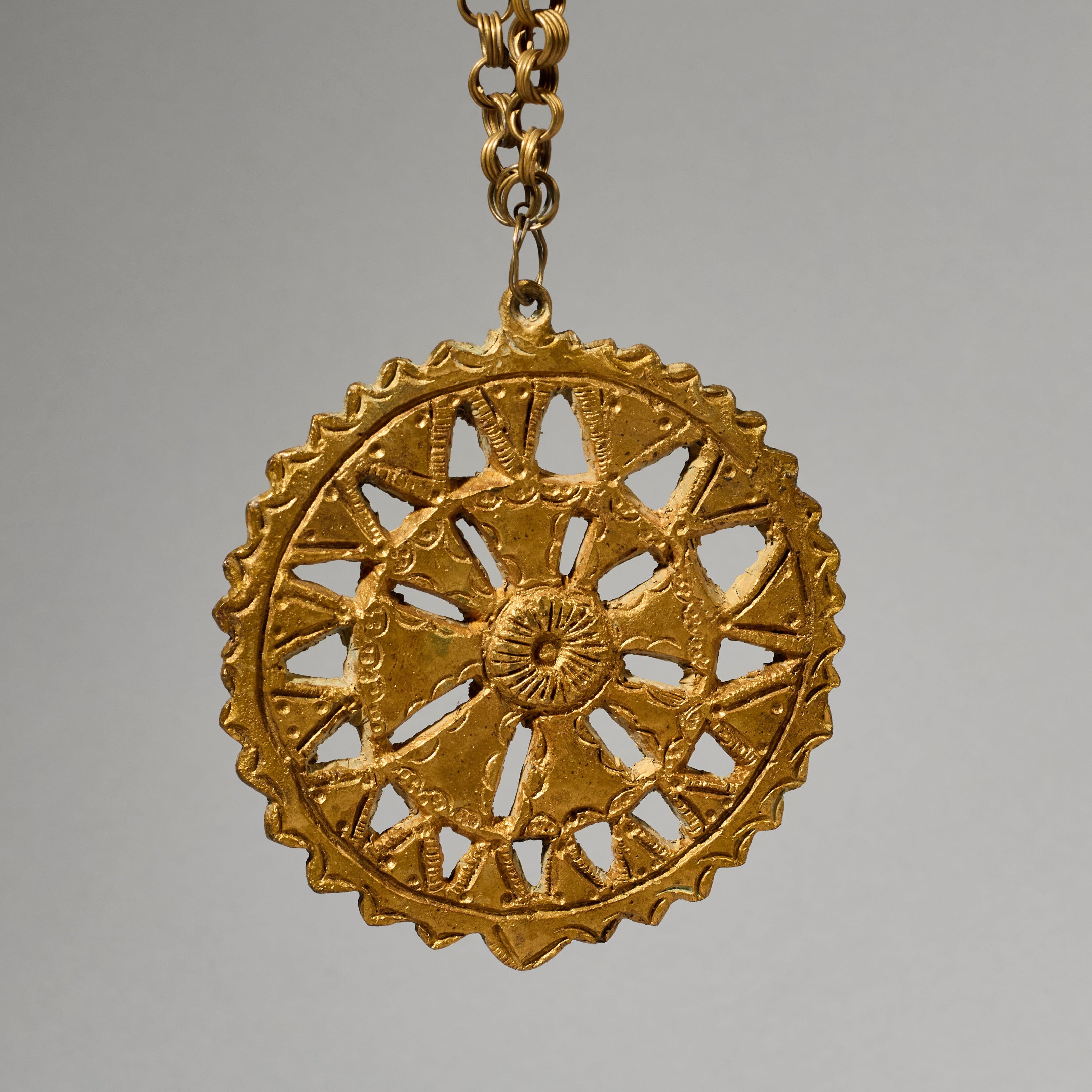 A BOLD  BAULE GILT BRASS NECKLACE WITH GOLD WEIGHT SHAPED DISC PENDANT, IVORY COAST (  No 4980