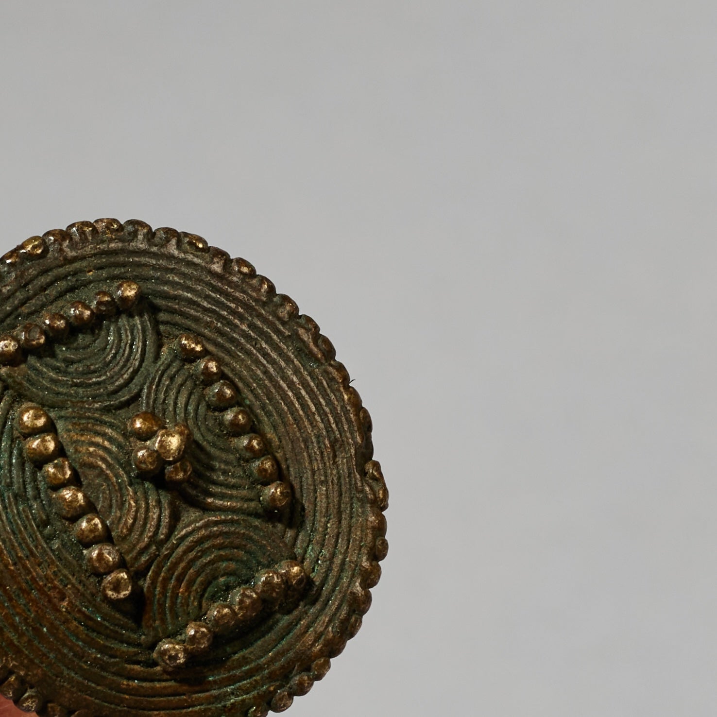 AN INTRICATELY DETAILED BRONZE RING, BAULE TRIBE IVORY COAST ( No 4985 )