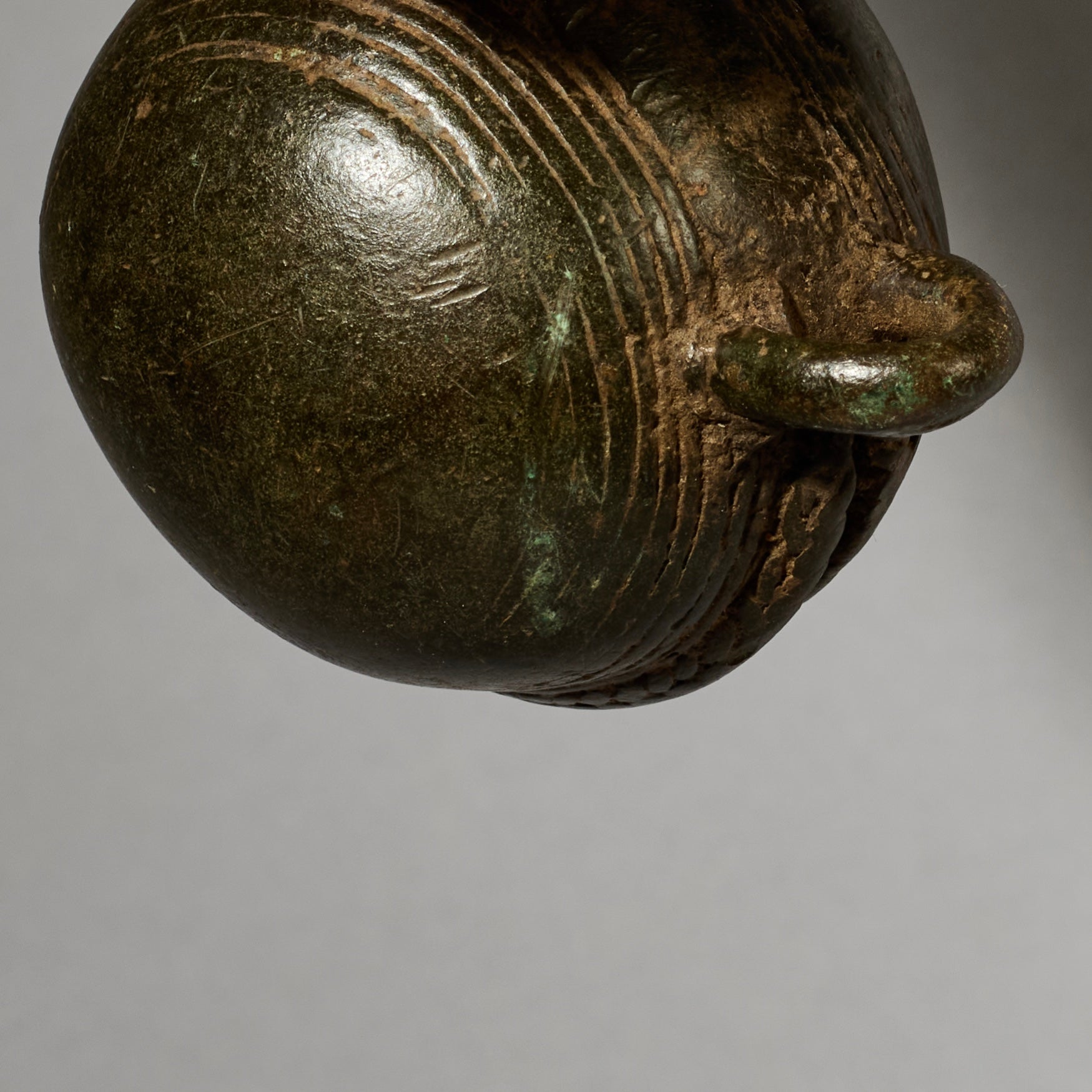 A STRIKING VERY OLD BAULE BRONZE BELL  WITH SUPER SMOOTH PATINA , IVORY COAST (  No 5049 )