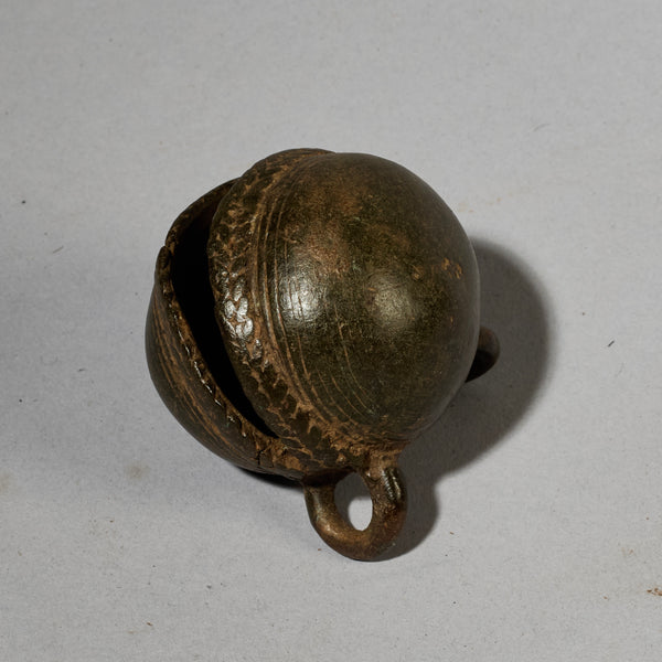 A STRIKING VERY OLD BAULE BRONZE BELL  WITH SUPER SMOOTH PATINA , IVORY COAST (  No 5049 )