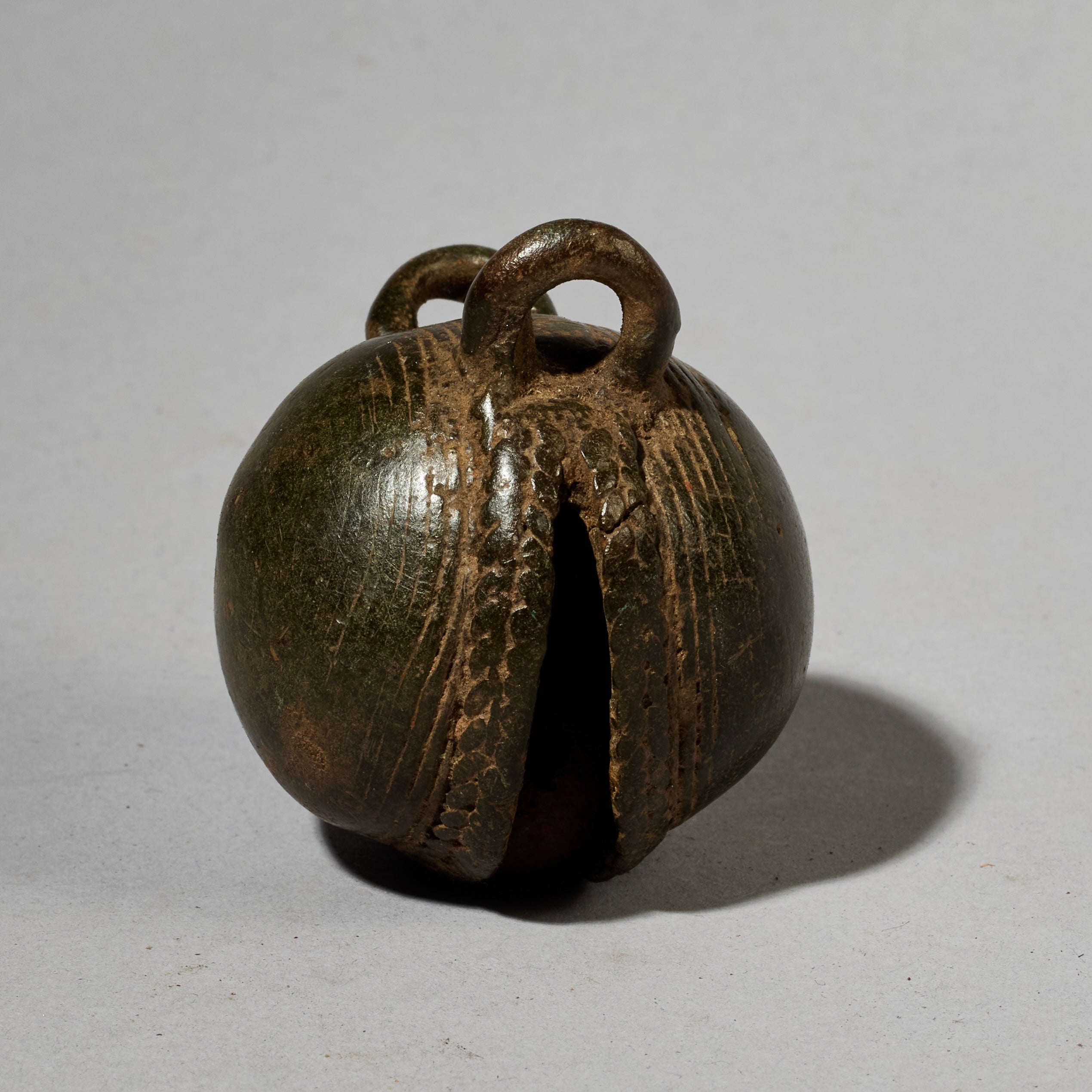 A STRIKING VERY OLD BAULE BRONZE BELL  WITH SUPER SMOOTH PATINA , IVORY COAST (  No 5049 )