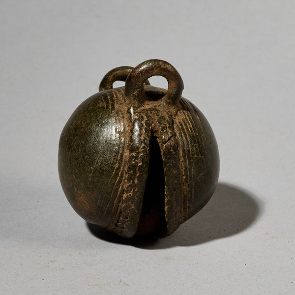 A STRIKING VERY OLD BAULE BRONZE BELL  WITH SUPER SMOOTH PATINA , IVORY COAST (  No 5049 )