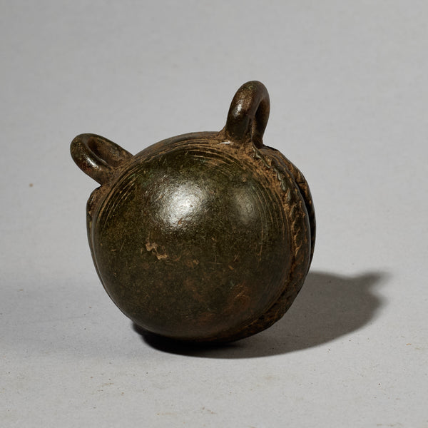 A STRIKING VERY OLD BAULE BRONZE BELL  WITH SUPER SMOOTH PATINA , IVORY COAST (  No 5049 )