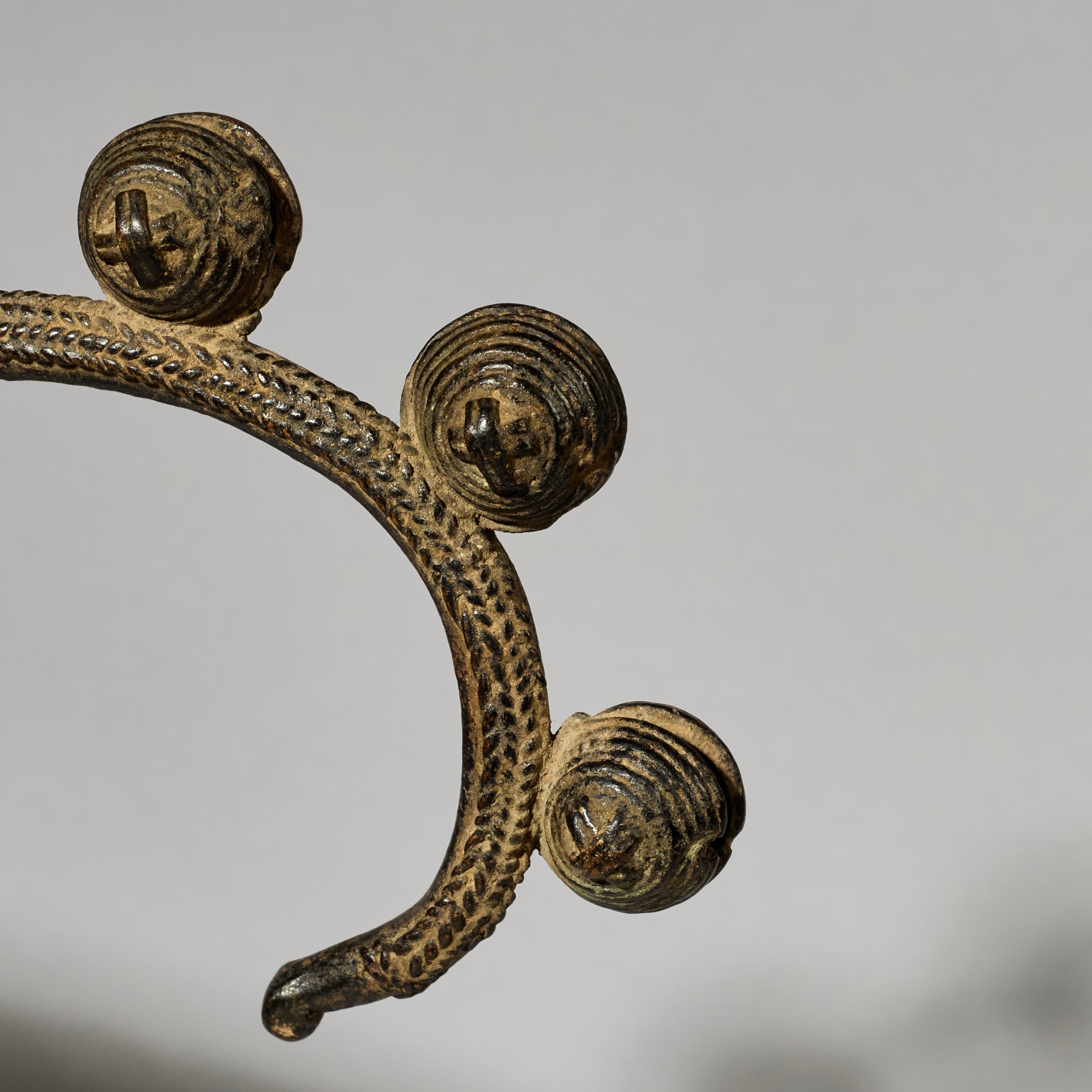 A FINE FORMED BRACELET WITH BELLS, BAULE TRIBE (No 5040)