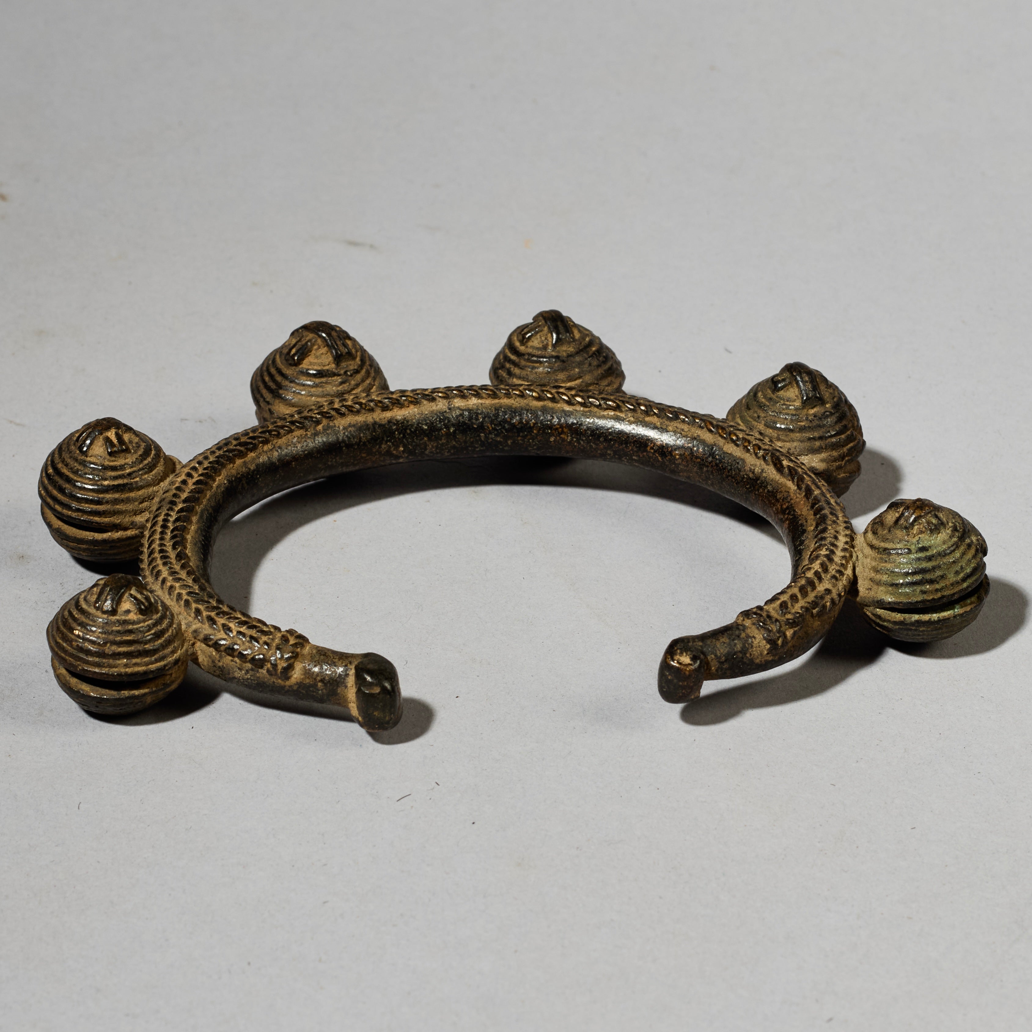 A FINE FORMED BRACELET WITH BELLS, BAULE TRIBE (No 5040)