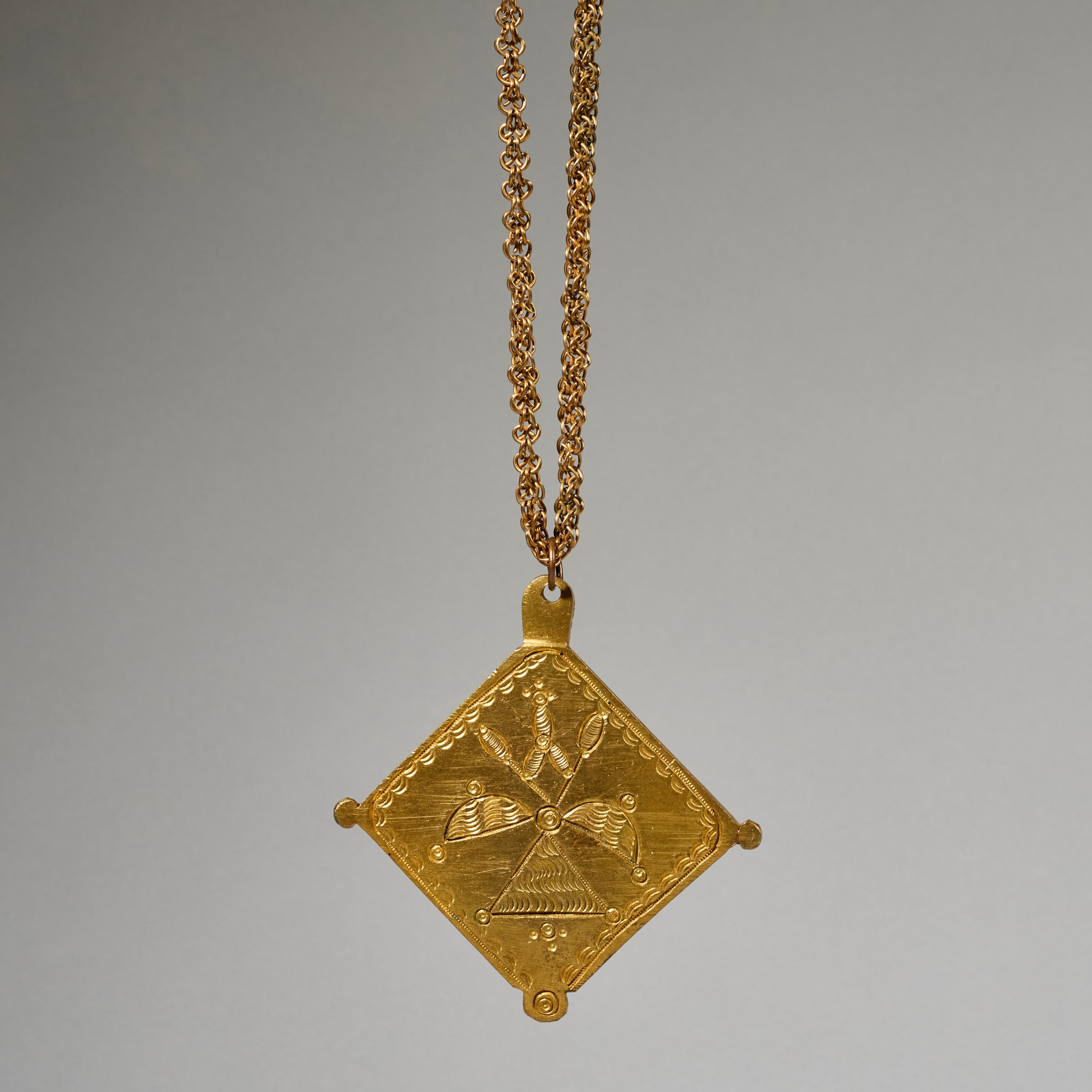 A STRIKING BAULE BRONZE NECKLACE WITH ENGRAVED PENDANT, IVORY COAST (  No 4981 )