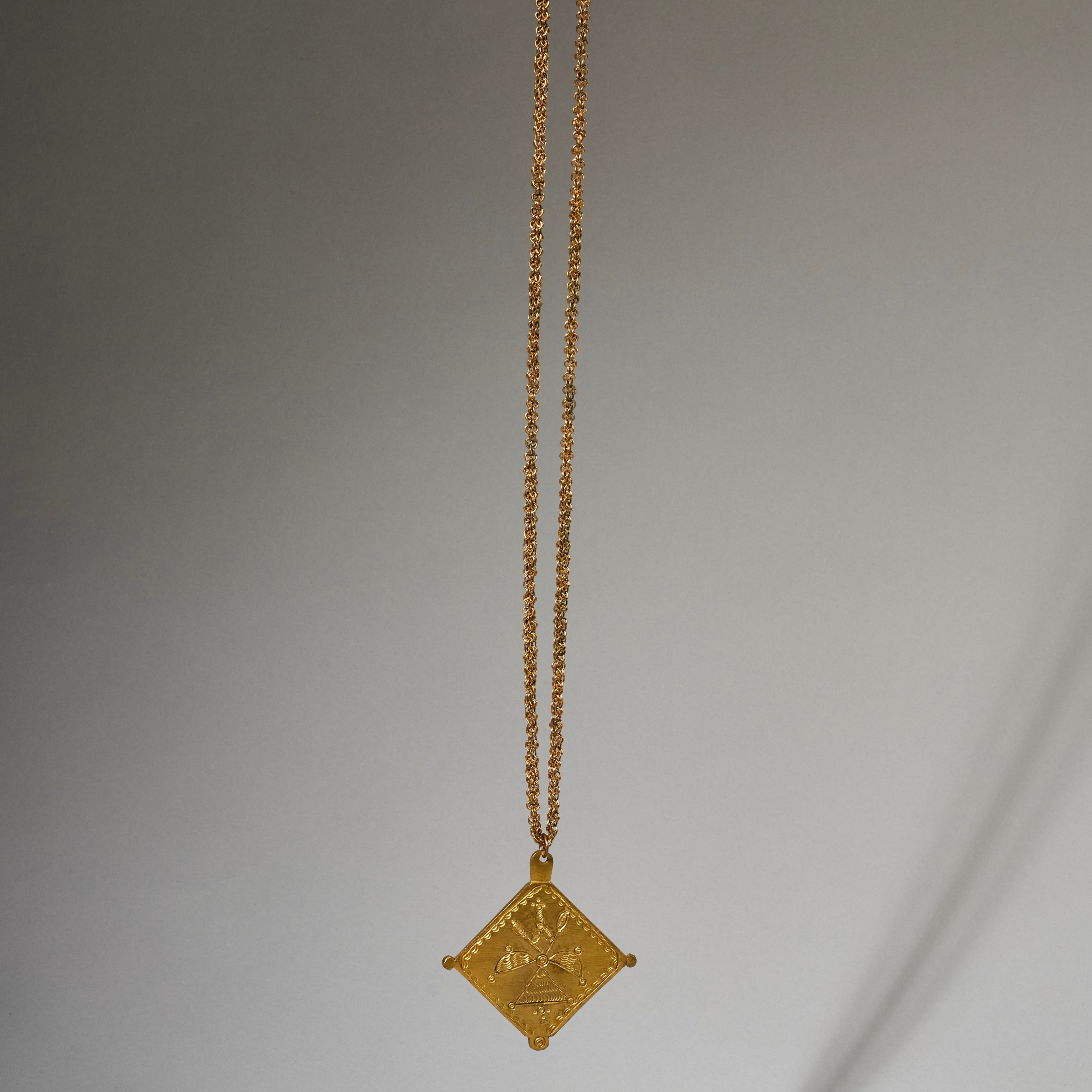 A STRIKING BAULE BRONZE NECKLACE WITH ENGRAVED PENDANT, IVORY COAST (  No 4981 )