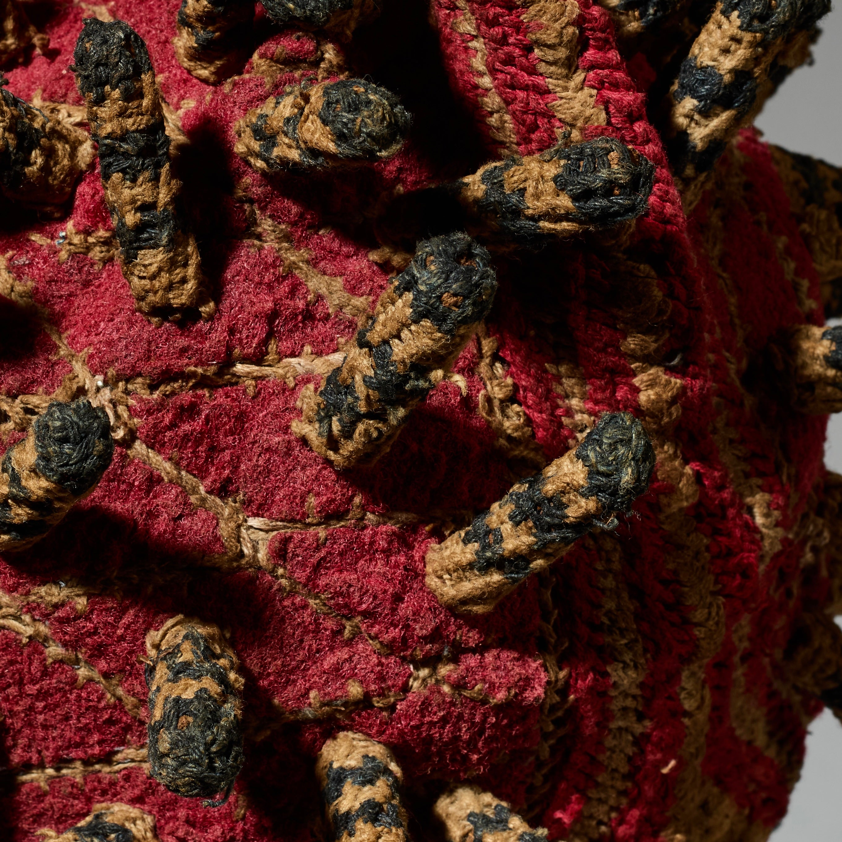 AN ATTRACTIVE RED HAT , BAMILEKE TRIBE OF CAMEROON ( No 5081 )