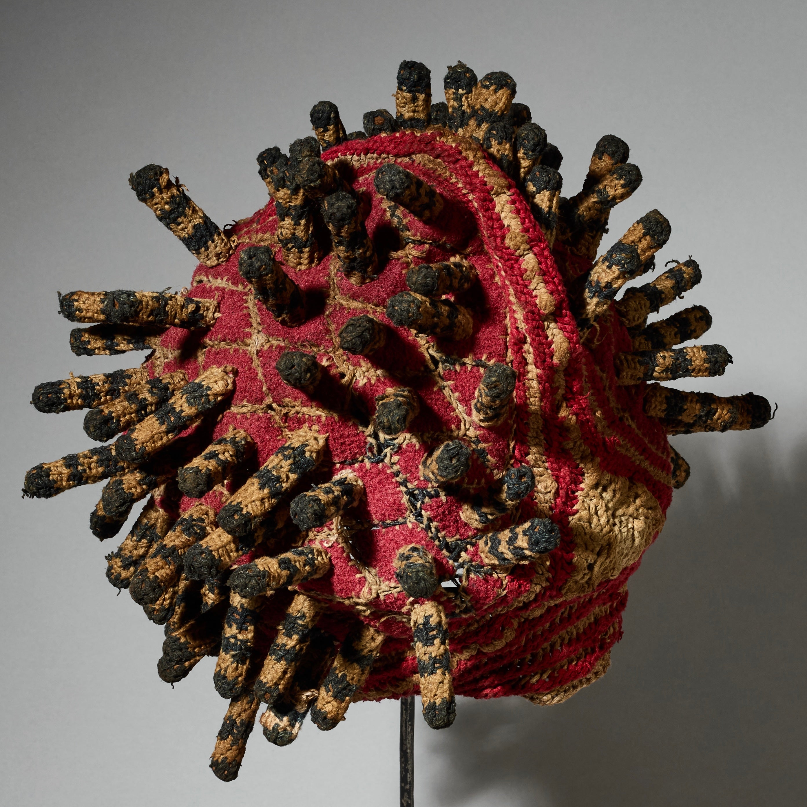 AN ATTRACTIVE RED HAT , BAMILEKE TRIBE OF CAMEROON ( No 5081 )