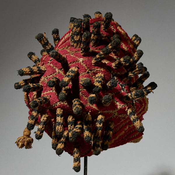 AN ATTRACTIVE RED HAT , BAMILEKE TRIBE OF CAMEROON ( No 5081 )