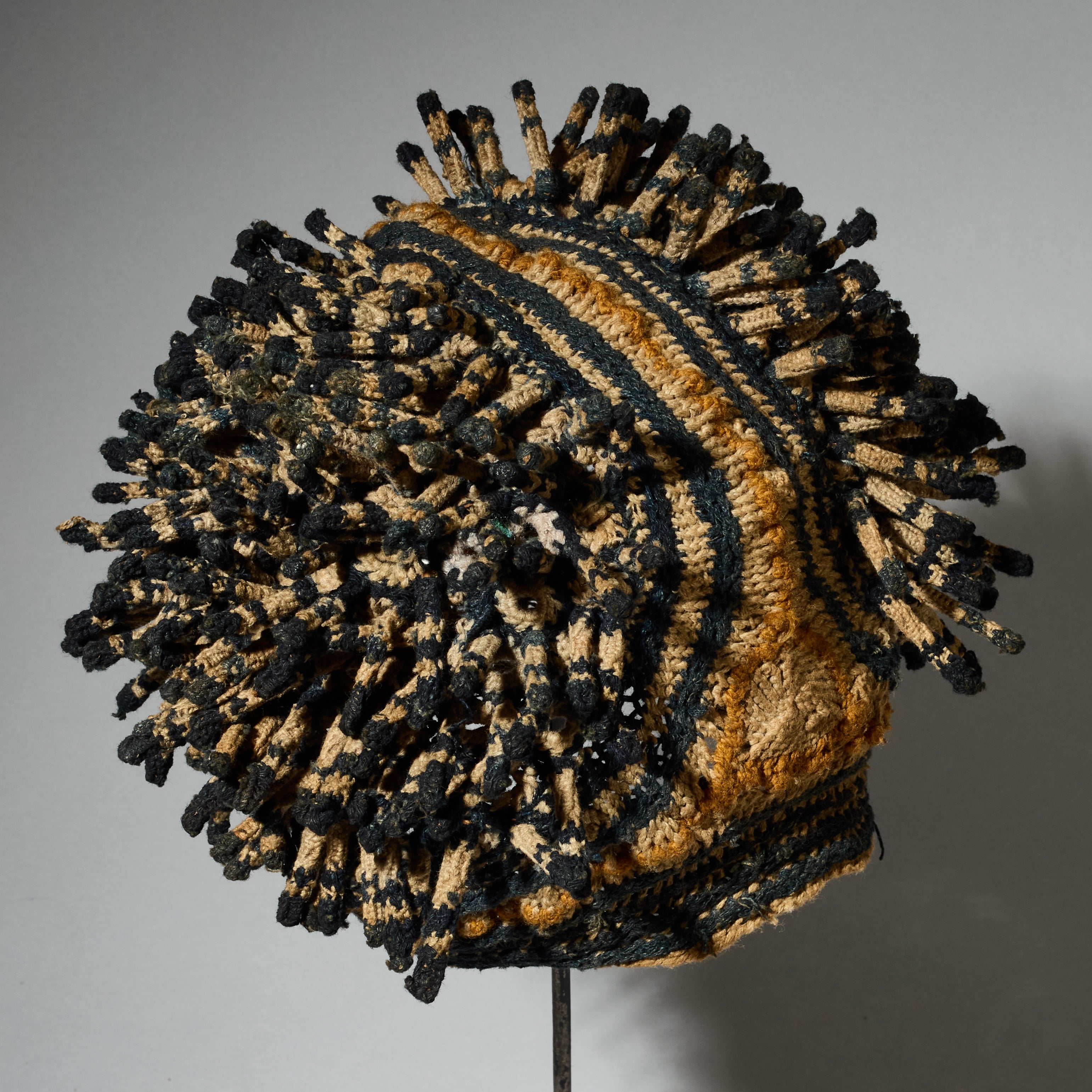 A DOUBLE BUNCH FINGERLING HAT, BAMILEKE TRIBE CAMEROON W.AFRICA  ( No 5062)