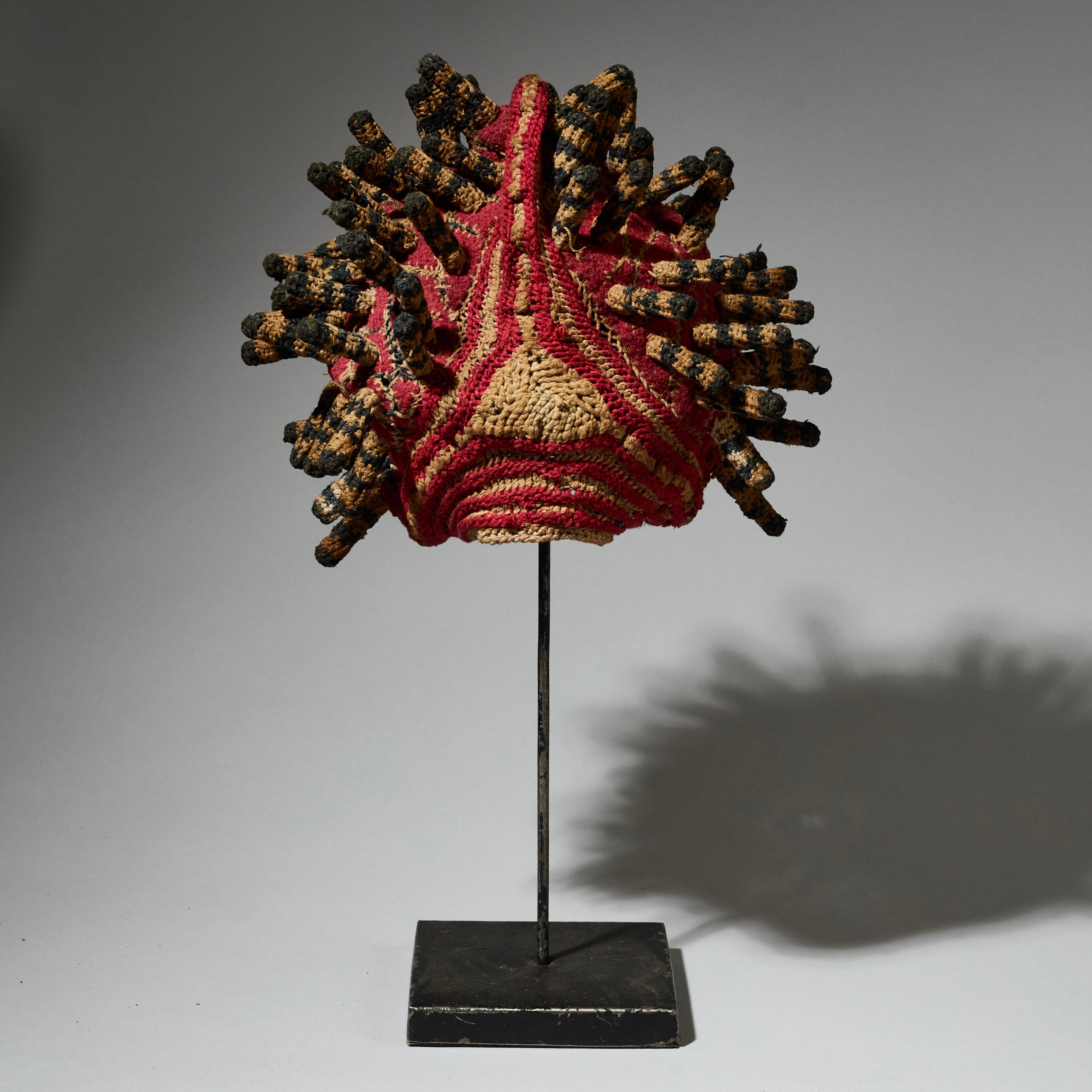 AN ATTRACTIVE RED HAT , BAMILEKE TRIBE OF CAMEROON ( No 5081 )