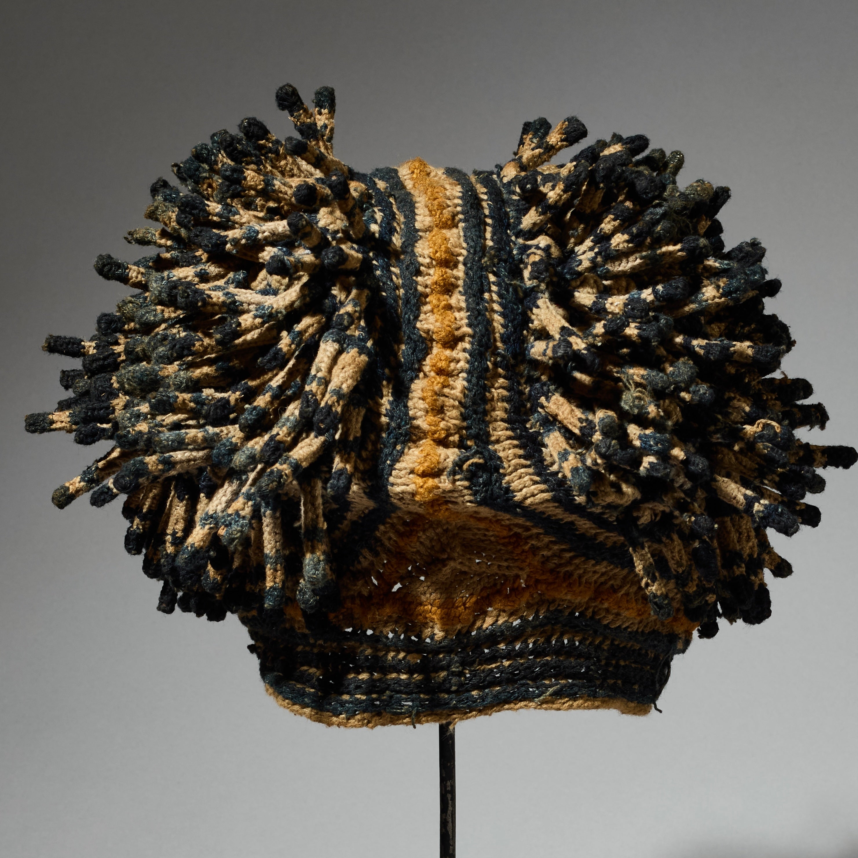 A DOUBLE BUNCH FINGERLING HAT, BAMILEKE TRIBE CAMEROON W.AFRICA  ( No 5062)