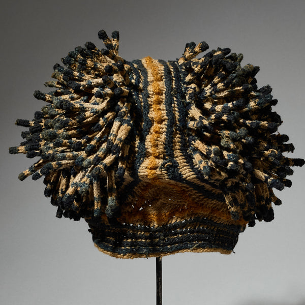 A DOUBLE BUNCH FINGERLING HAT, BAMILEKE TRIBE CAMEROON W.AFRICA  ( No 5062)