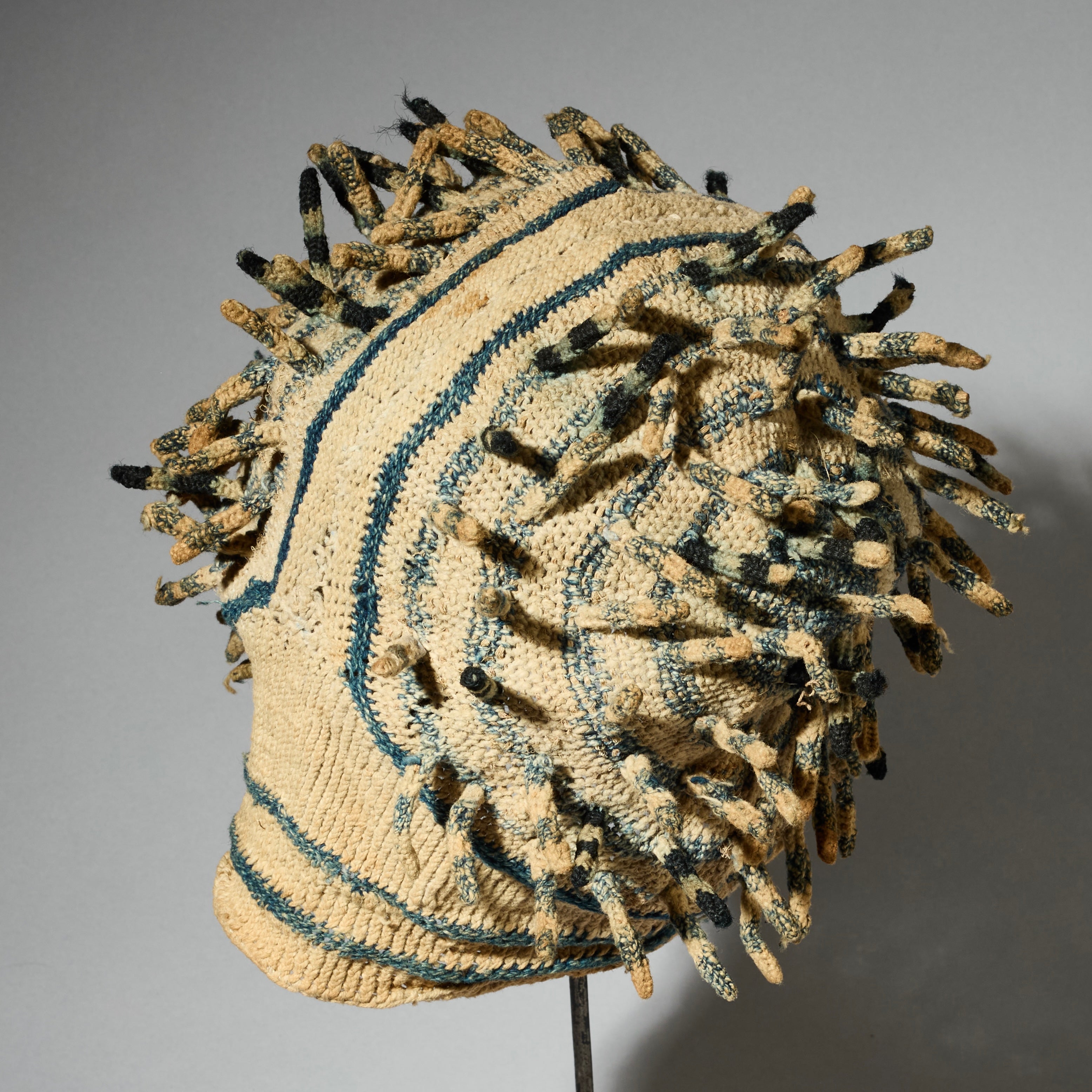 A SCULPTURAL FINGERLING HAT, BAMILEKE TRIBE CAMEROON W.AFRICA  ( No 5063)