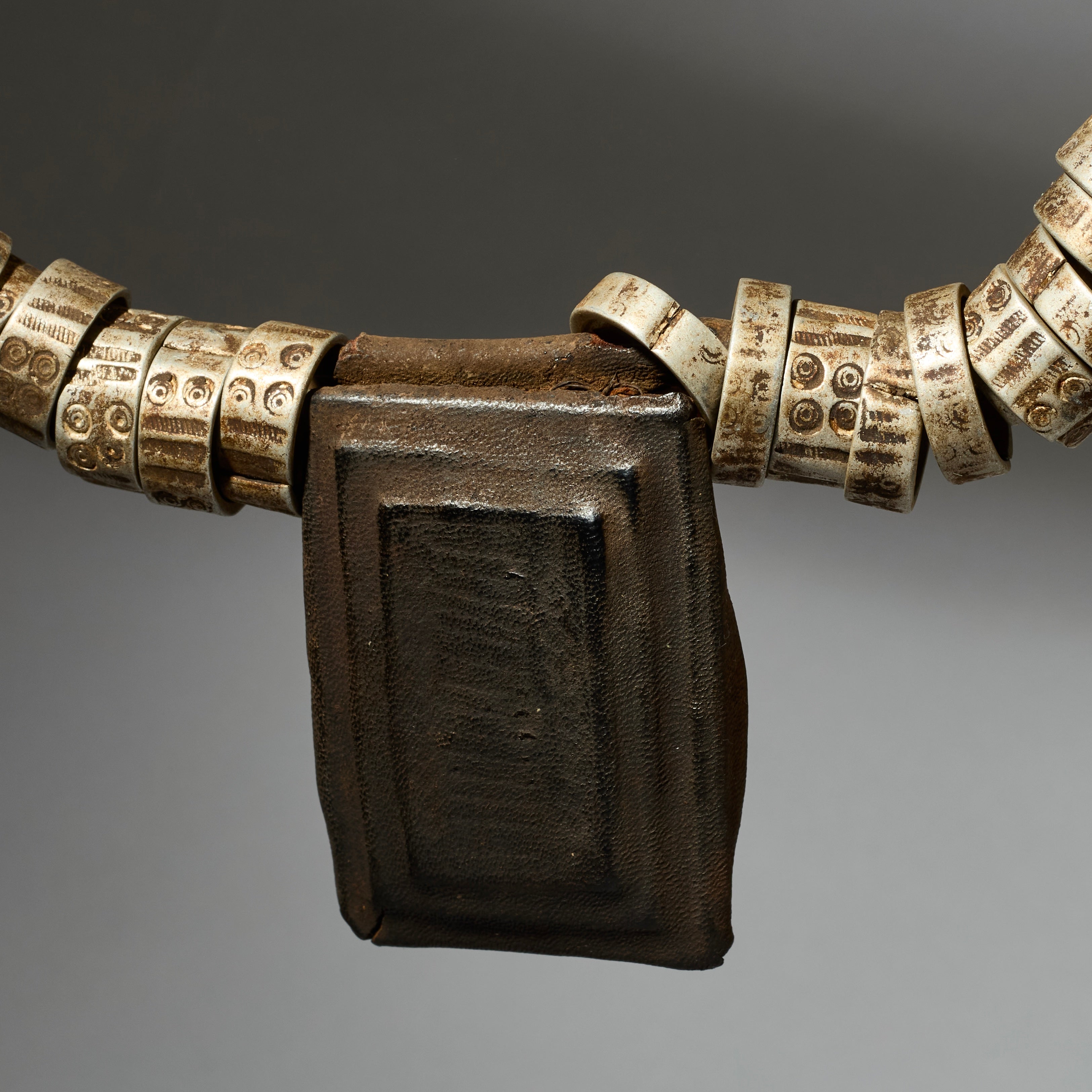 A CHARACTERFUL LEATHER TALISMAN GRIS GRIS NECKLACE, MAMBILLA TRIBE CAMEROUN ( No 5069)