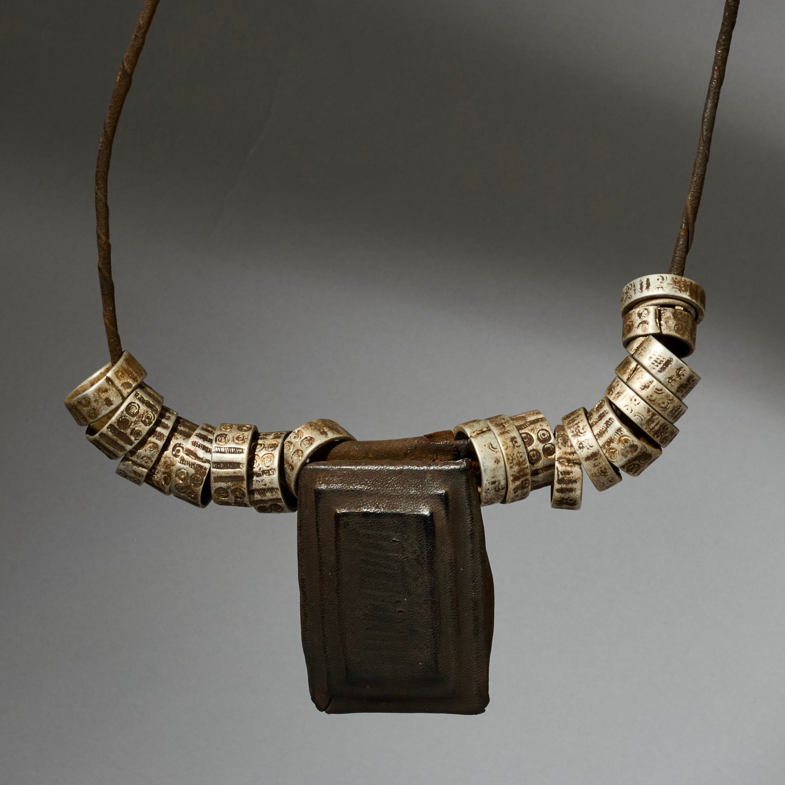 A CHARACTERFUL LEATHER TALISMAN GRIS GRIS NECKLACE, MAMBILLA TRIBE CAMEROUN ( No 5069)