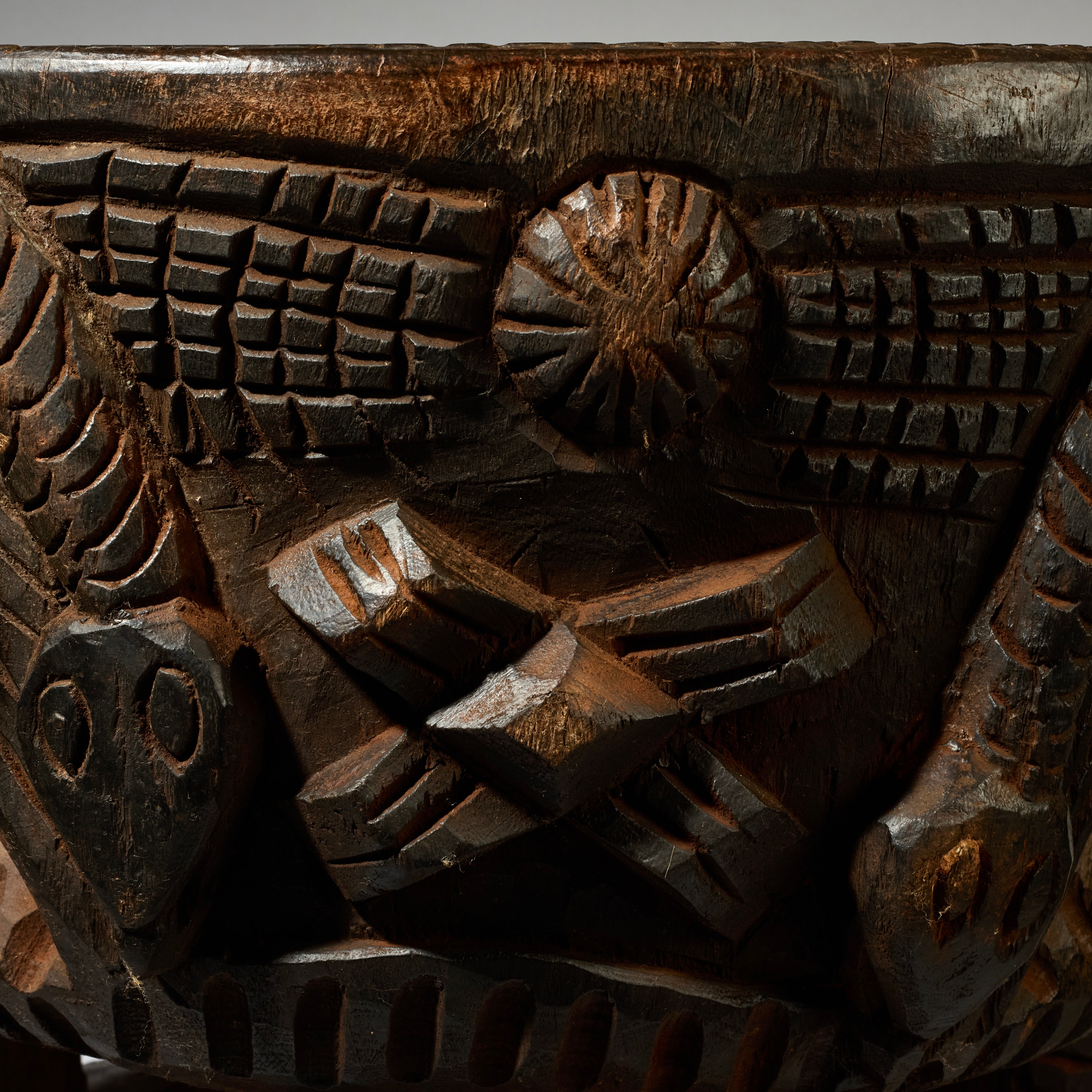 AN AMAZING ELABORATE CHAIR FROM THE BAMILEKE TRIBE OF CAMEROON W.AFRICA ( No 5117 ) (Copy)