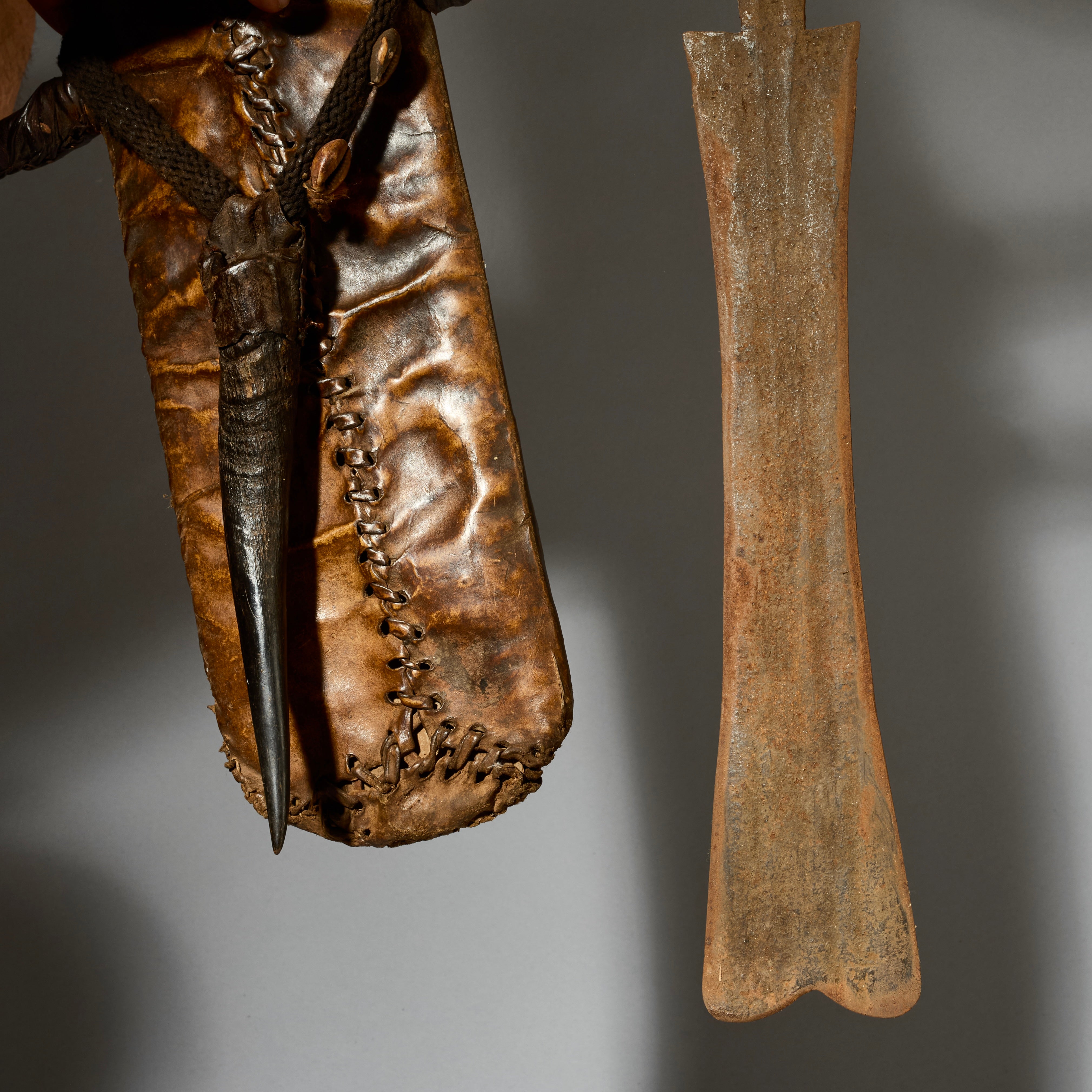 A LEATHER SHEATH KNIFE FROM BAMILEKE TRIBE CAMEROON W.AFRICA ( No 5086 )