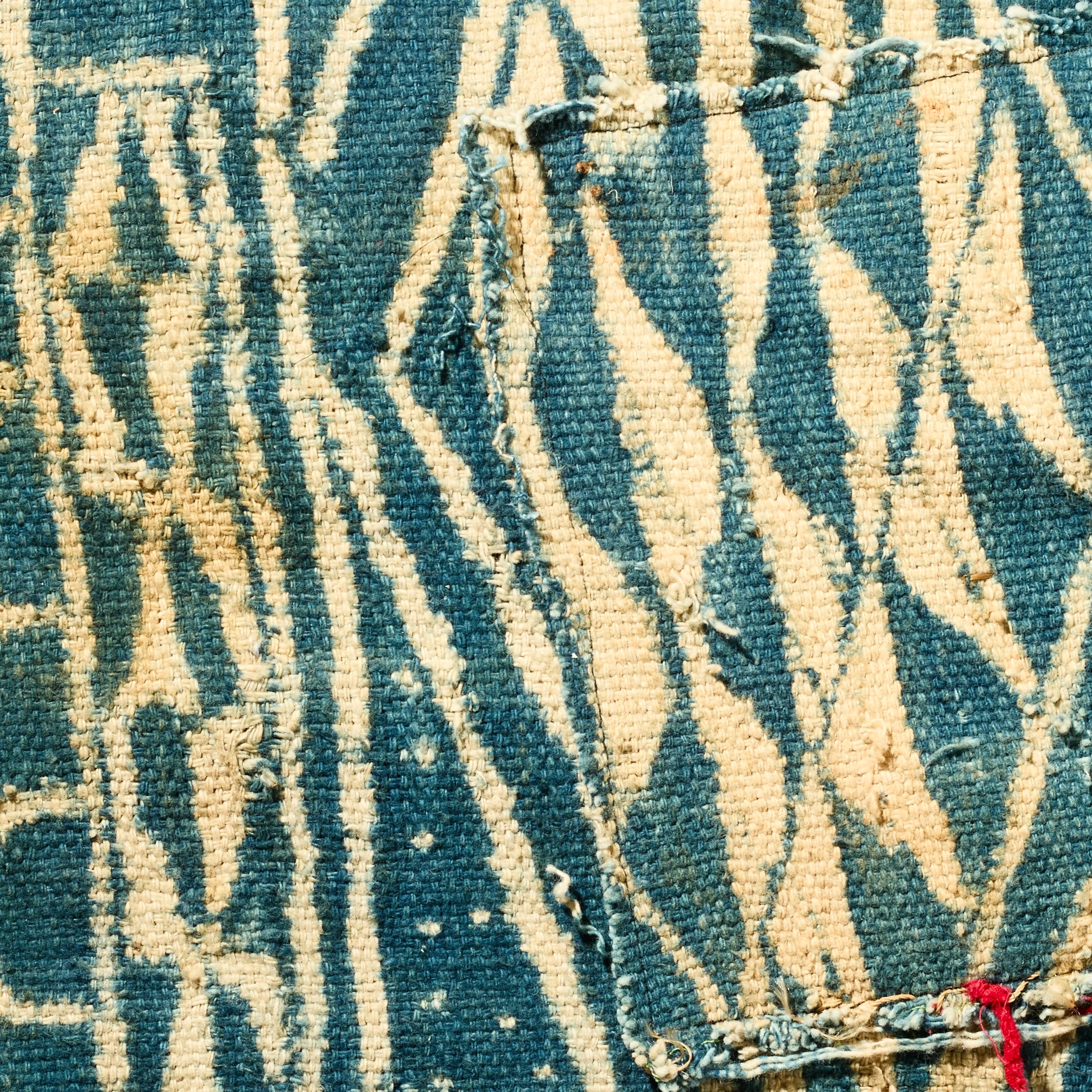 AN NDOP TUNIC GEOMETRIC DESIGN FROM BAMILEKE TRIBE OF CAMEROON ( No 5104 )