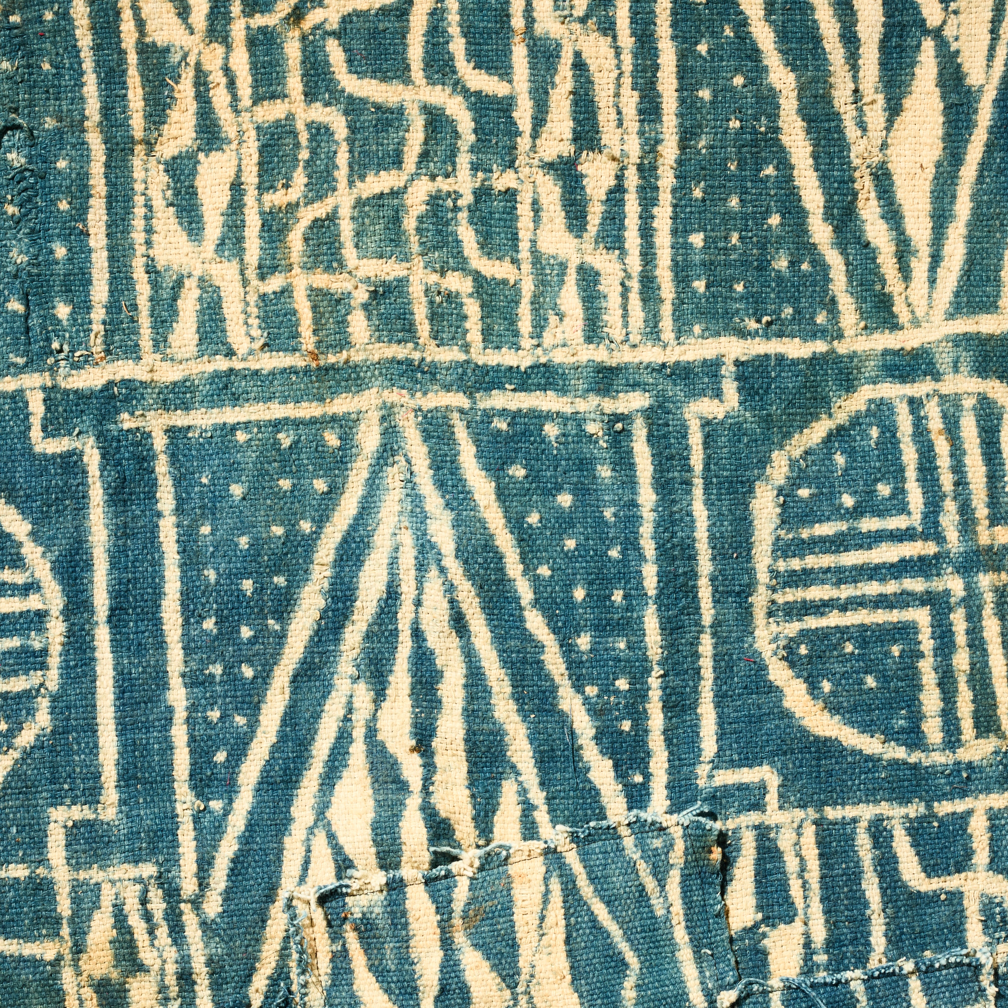 AN NDOP TUNIC GEOMETRIC DESIGN FROM BAMILEKE TRIBE OF CAMEROON ( No 5104 )