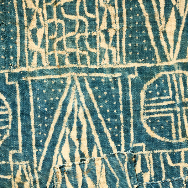 AN NDOP TUNIC GEOMETRIC DESIGN FROM BAMILEKE TRIBE OF CAMEROON ( No 5104 )