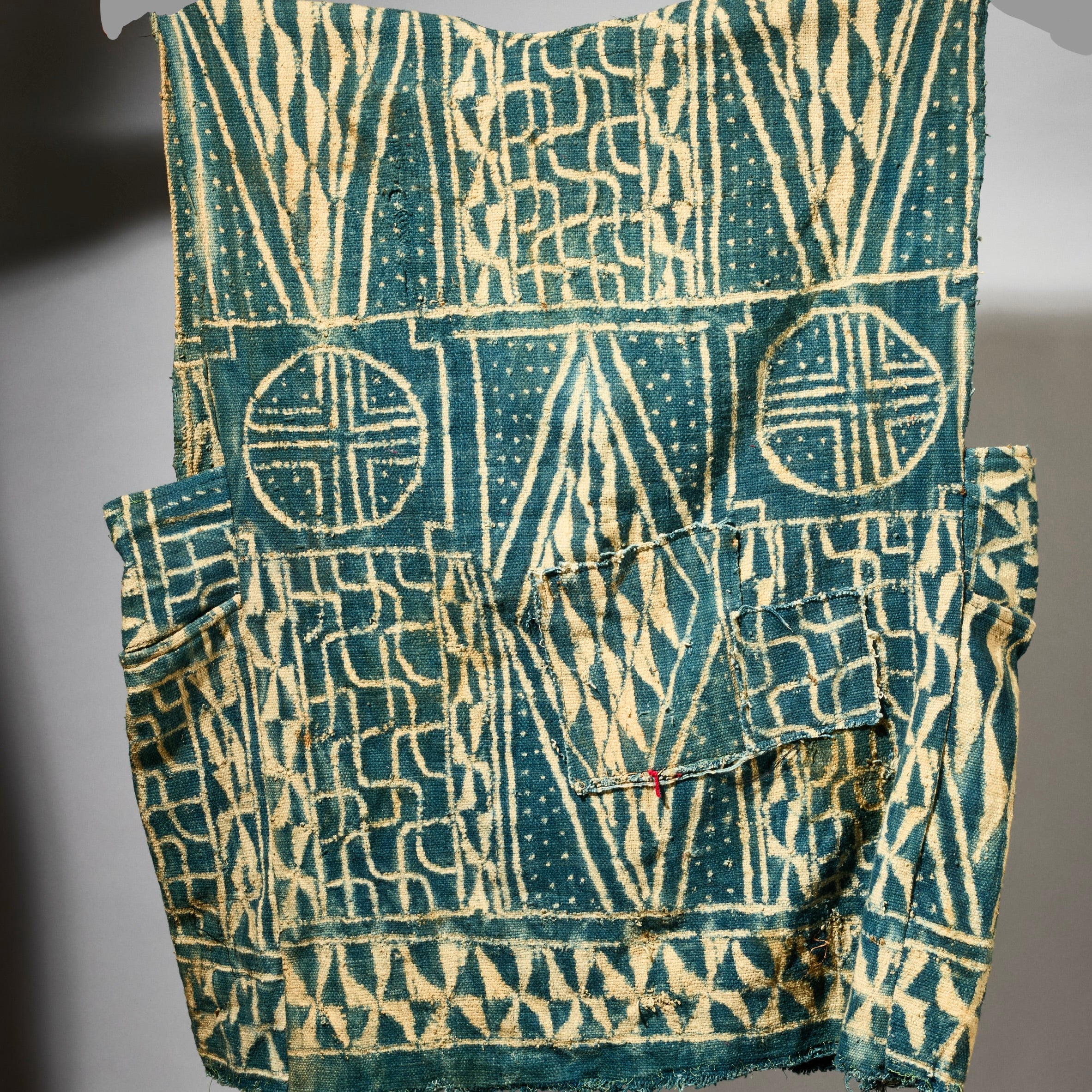 AN NDOP TUNIC GEOMETRIC DESIGN FROM BAMILEKE TRIBE OF CAMEROON ( No 5104 )