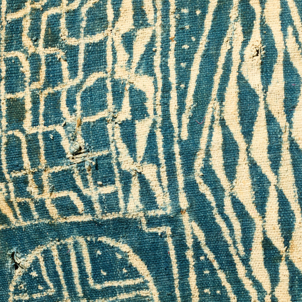 AN NDOP TUNIC GEOMETRIC DESIGN FROM BAMILEKE TRIBE OF CAMEROON ( No 5104 )