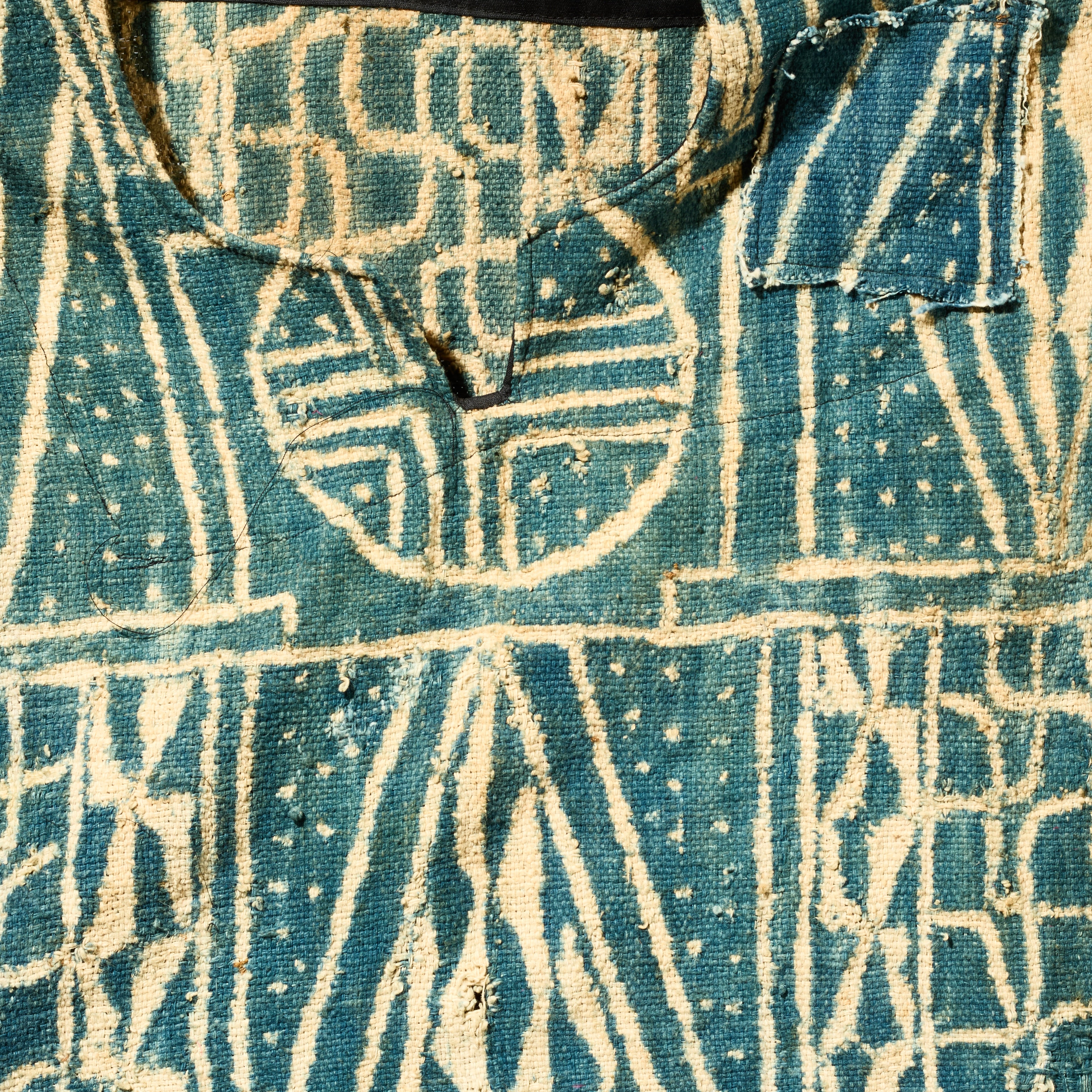 AN NDOP TUNIC GEOMETRIC DESIGN FROM BAMILEKE TRIBE OF CAMEROON ( No 5104 )