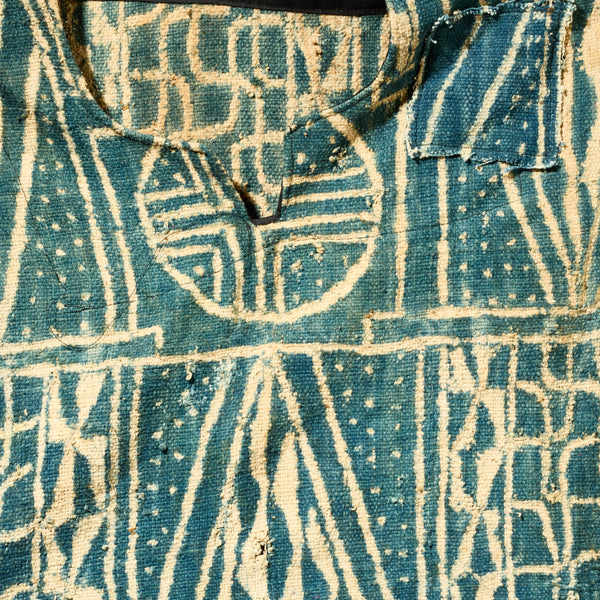 AN NDOP TUNIC GEOMETRIC DESIGN FROM BAMILEKE TRIBE OF CAMEROON ( No 5104 )