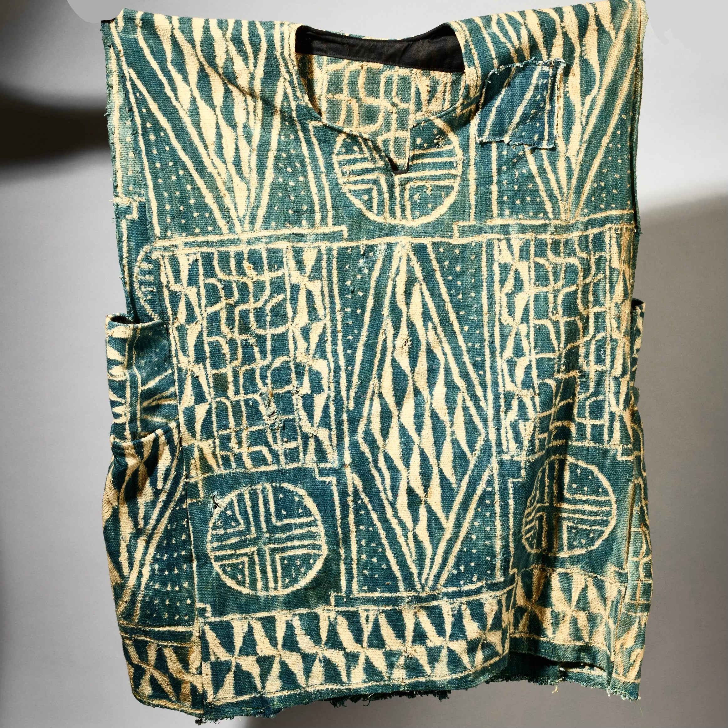 AN NDOP TUNIC GEOMETRIC DESIGN FROM BAMILEKE TRIBE OF CAMEROON ( No 5104 )