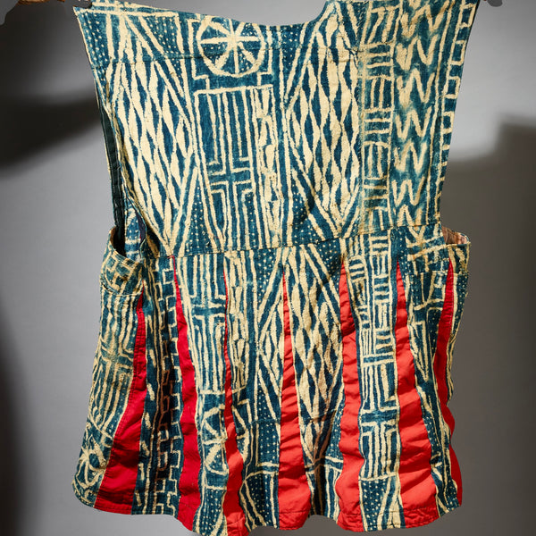 A PATINATED NDOP TUNIC WITH WATERY DESIGN, BAMILEKE TRIBE OF CAMEROON ( No 5106 )