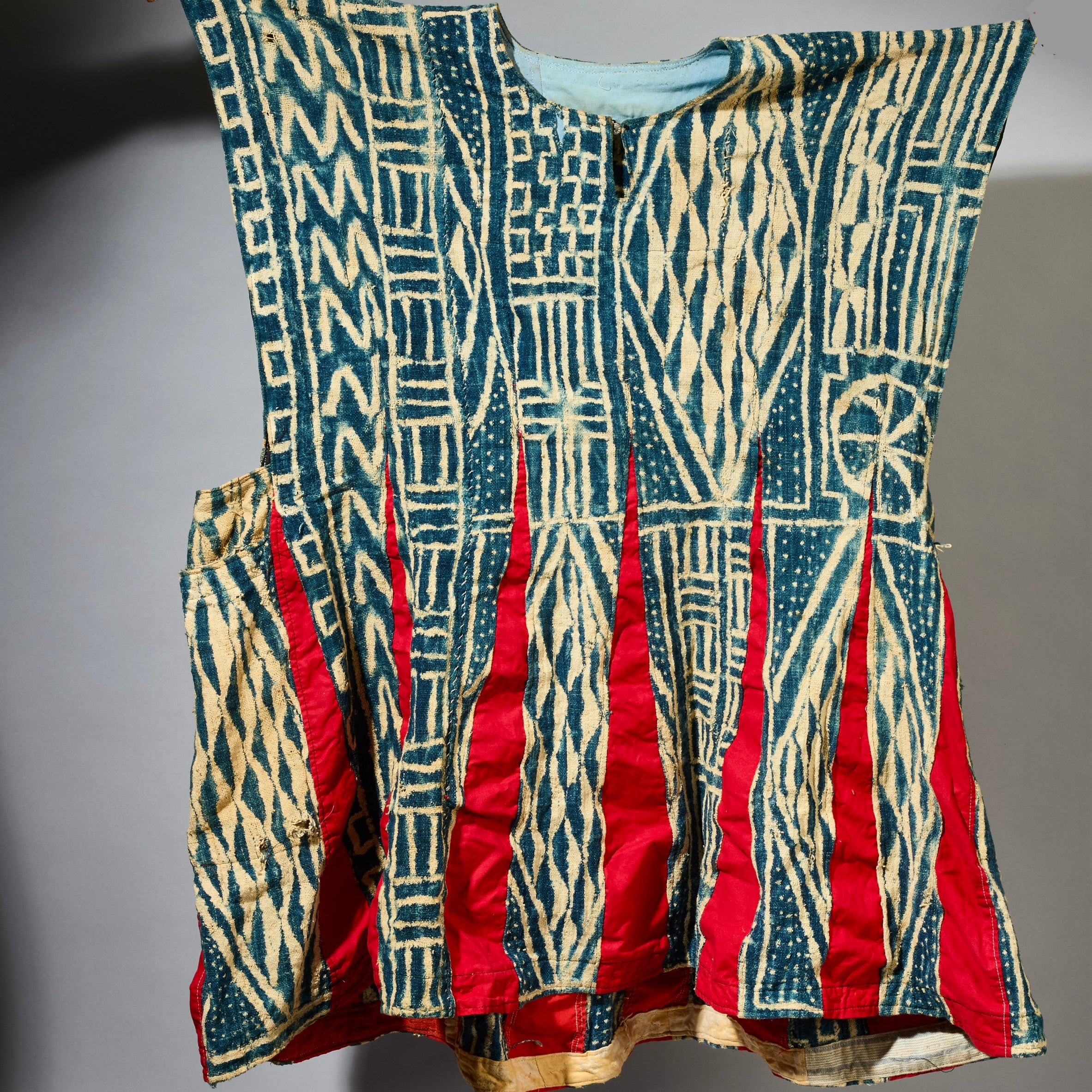 A PATINATED NDOP TUNIC WITH WATERY DESIGN, BAMILEKE TRIBE OF CAMEROON ( No 5106 )