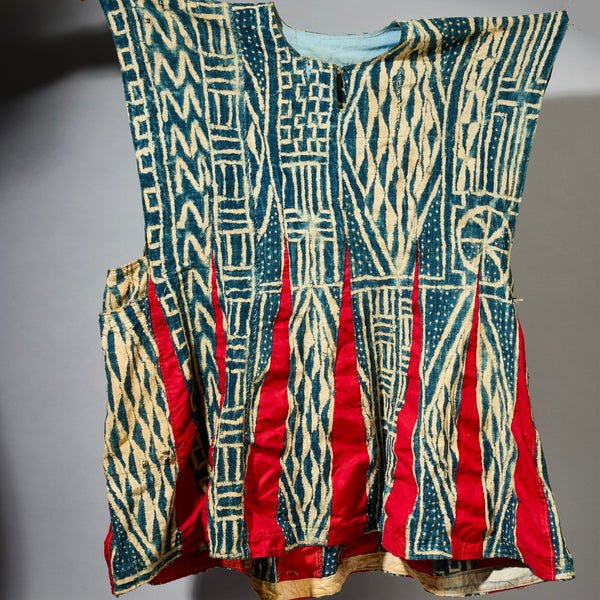 A PATINATED NDOP TUNIC WITH WATERY DESIGN, BAMILEKE TRIBE OF CAMEROON ( No 5106 )