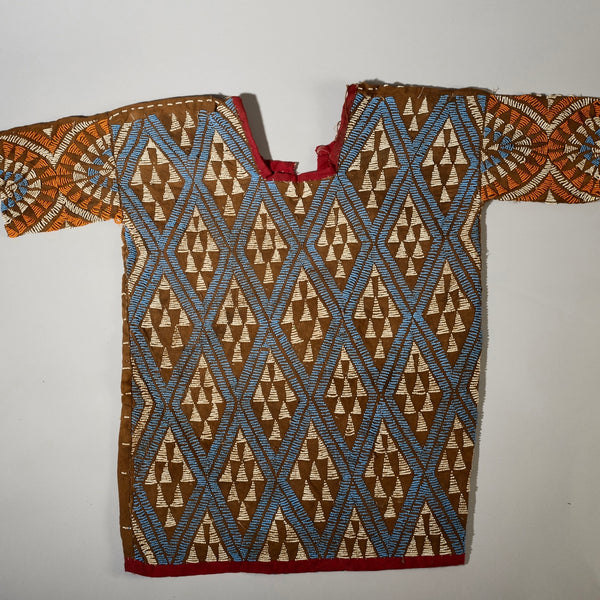 A WONDERFUL LIGHT BLUE BEADED DANCE SHIRT, BAMILEKE TRIBE OF CAMEROON ( No 5089 )