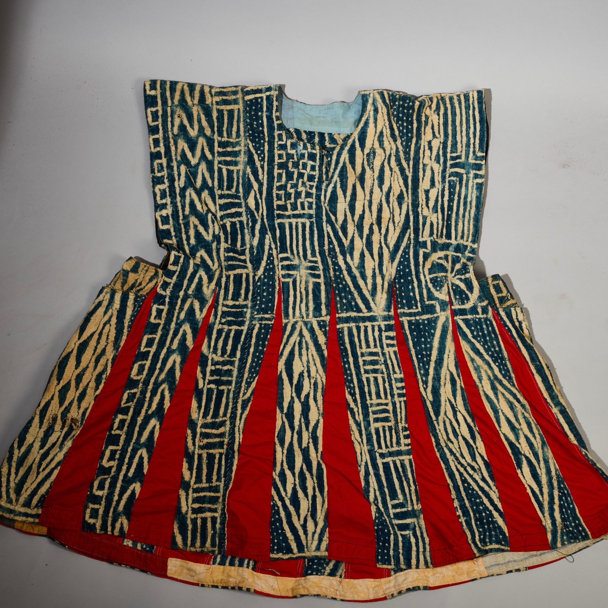 A PATINATED NDOP TUNIC WITH WATERY DESIGN, BAMILEKE TRIBE OF CAMEROON ( No 5106 )