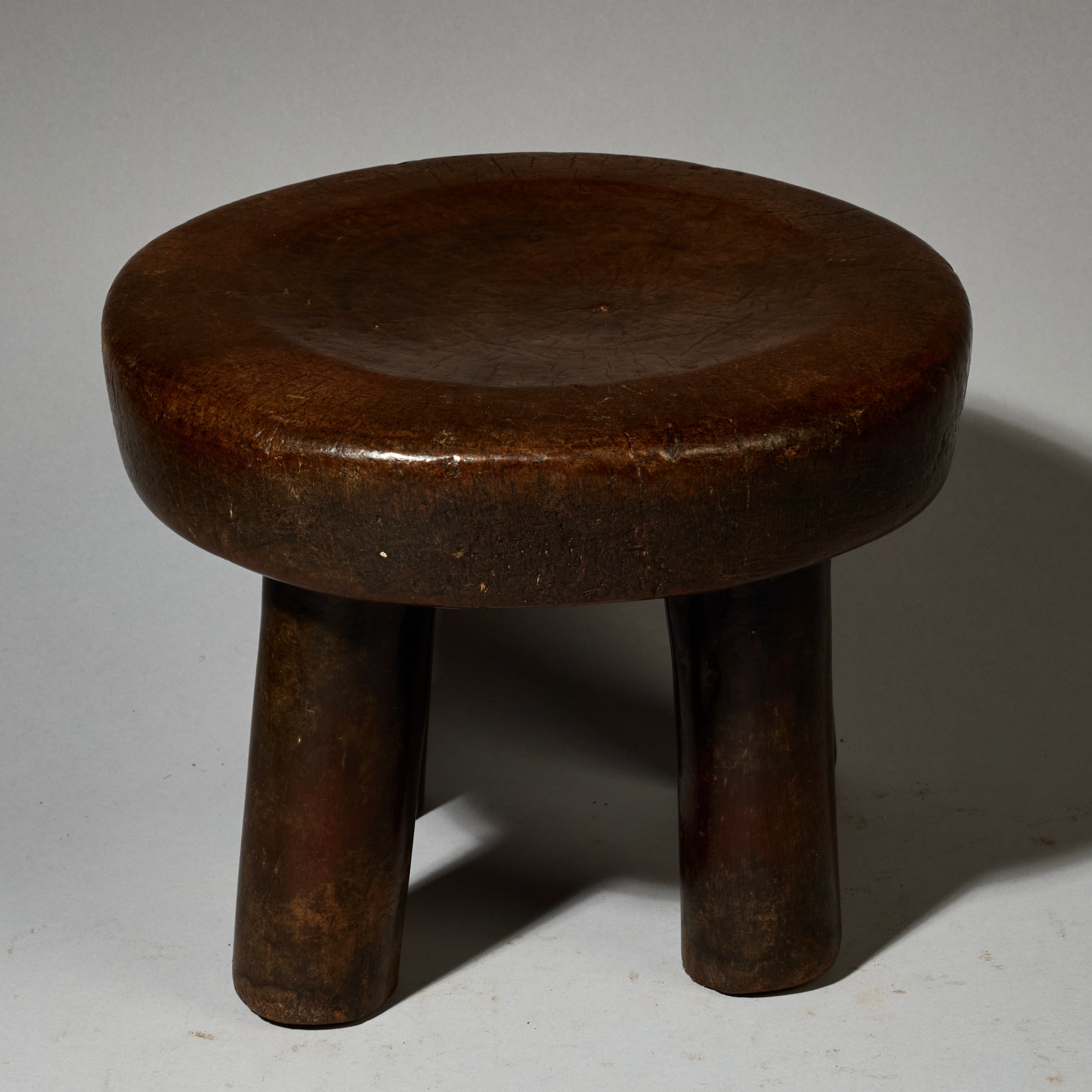 DL A DEEPLY PATINATED GLOSSY PERFECT STOOL , ROUND EDGED, SENUFO OF 9VORY COAST W.AFRICA ( No 5123 )