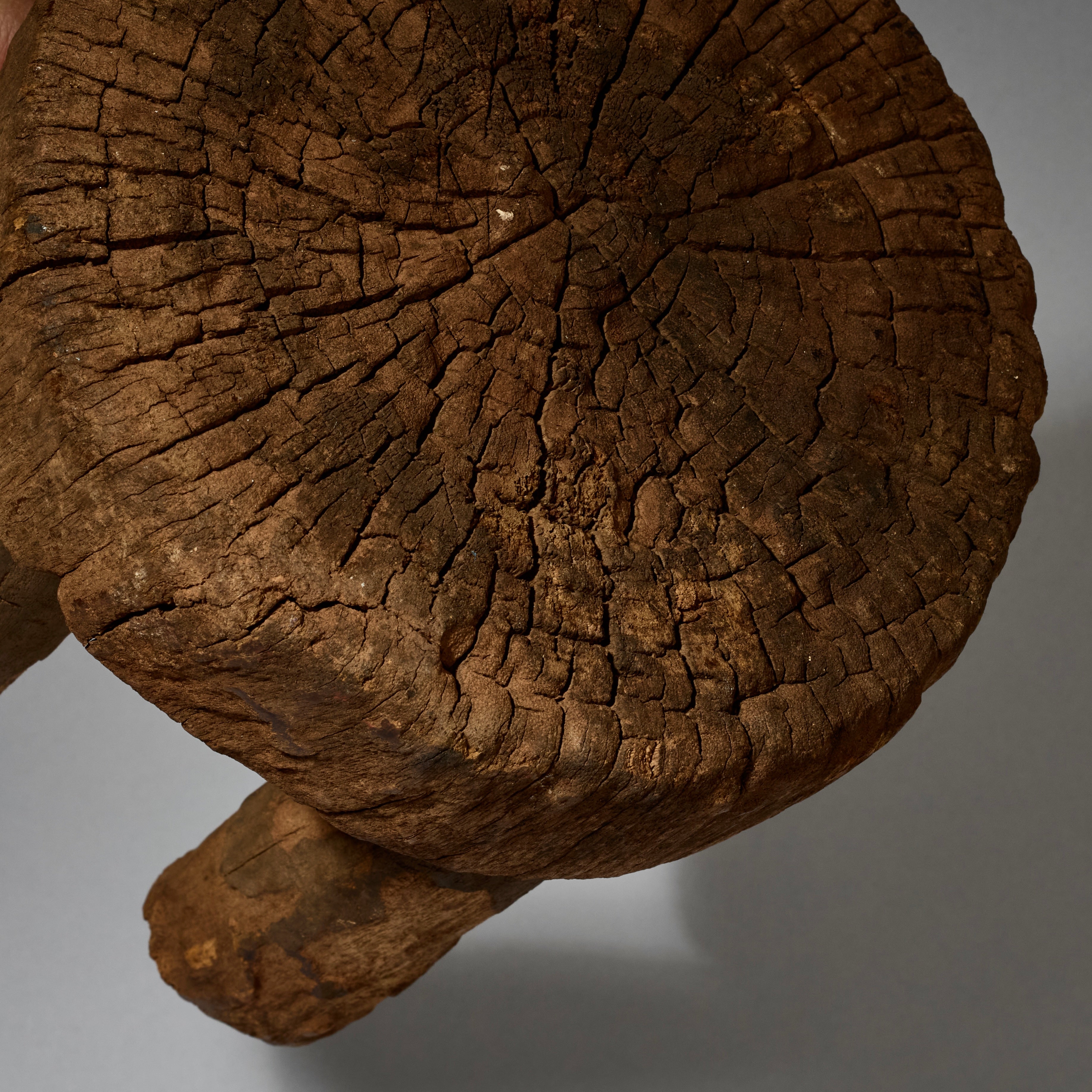 A ROUND EDGED, SMALL CHARACTER STOOL, GURUNSI TRIBE OF BURKINA FASO W.AFRICA ( No 5124 )
