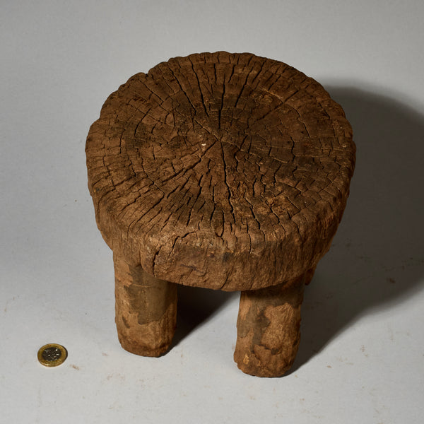 A ROUND EDGED, SMALL CHARACTER STOOL, GURUNSI TRIBE OF BURKINA FASO W.AFRICA ( No 5124 )