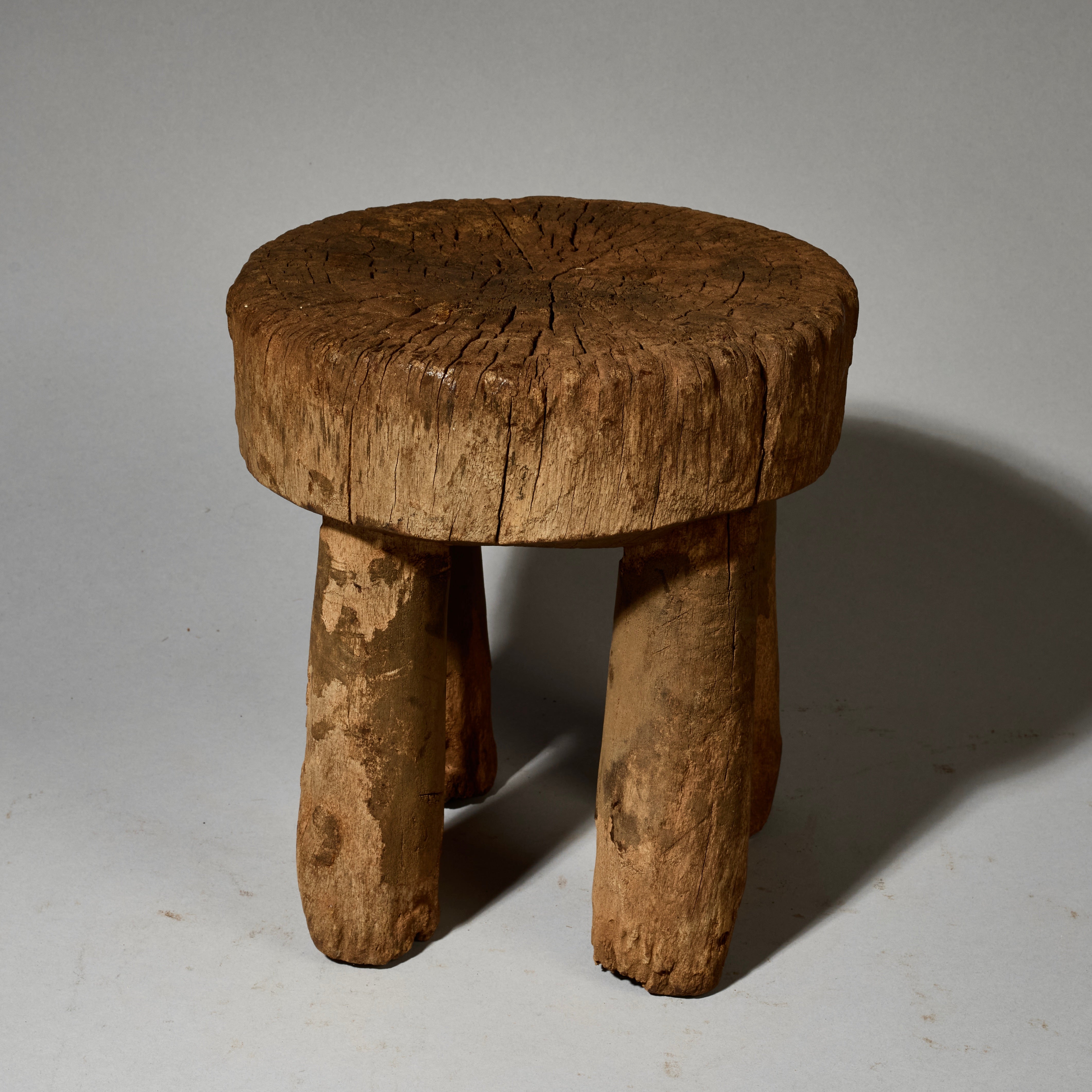 A ROUND EDGED, SMALL CHARACTER STOOL, GURUNSI TRIBE OF BURKINA FASO W.AFRICA ( No 5124 )