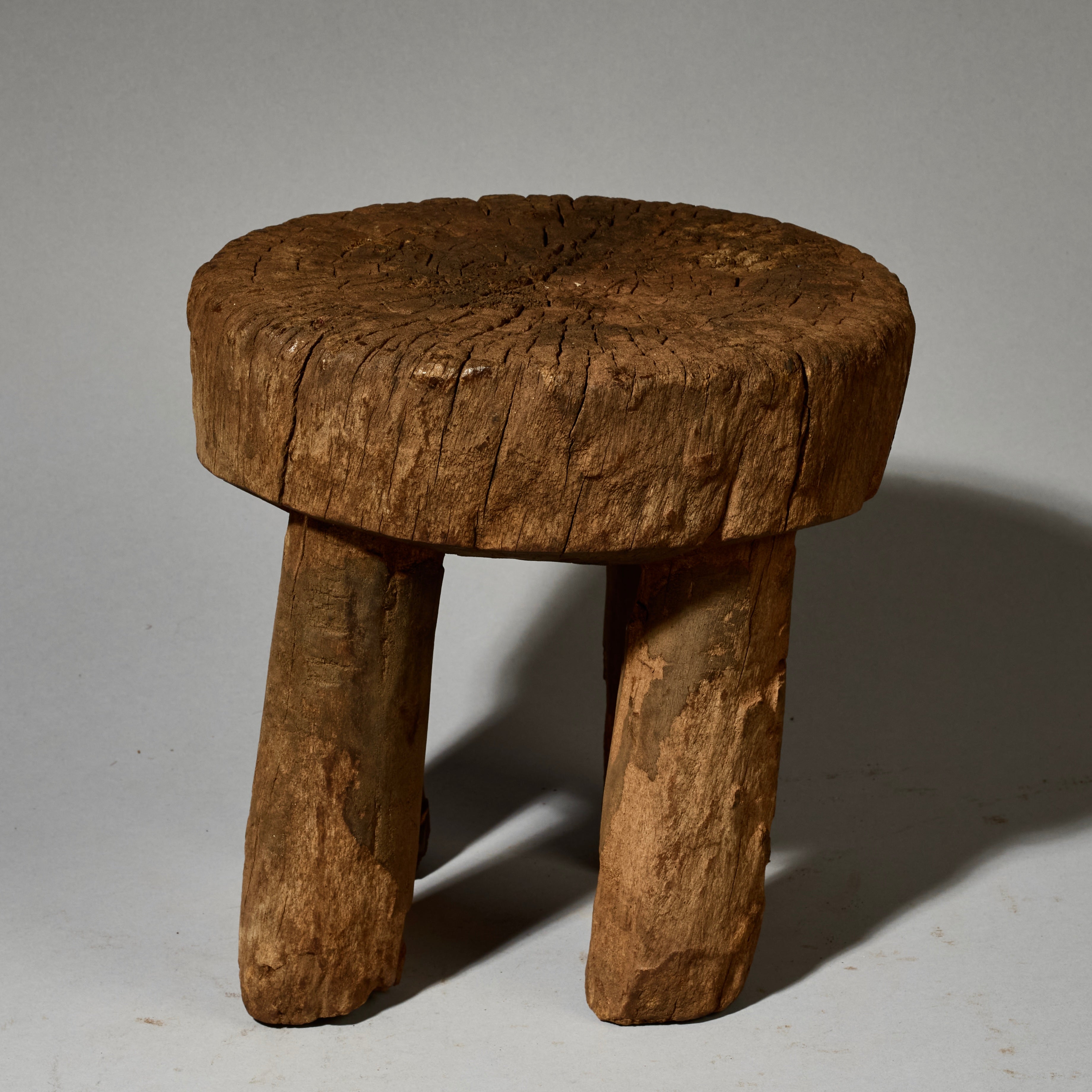 A ROUND EDGED, SMALL CHARACTER STOOL, GURUNSI TRIBE OF BURKINA FASO W.AFRICA ( No 5124 )