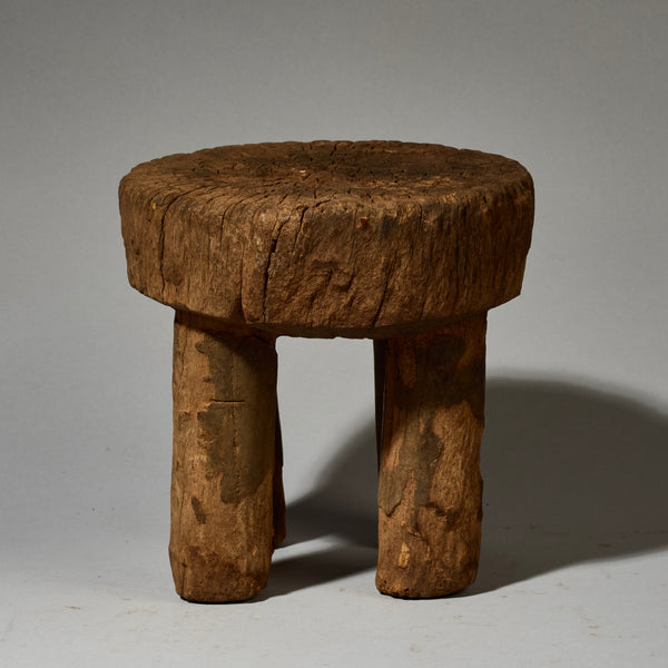 A ROUND EDGED, SMALL CHARACTER STOOL, GURUNSI TRIBE OF BURKINA FASO W.AFRICA ( No 5124 )