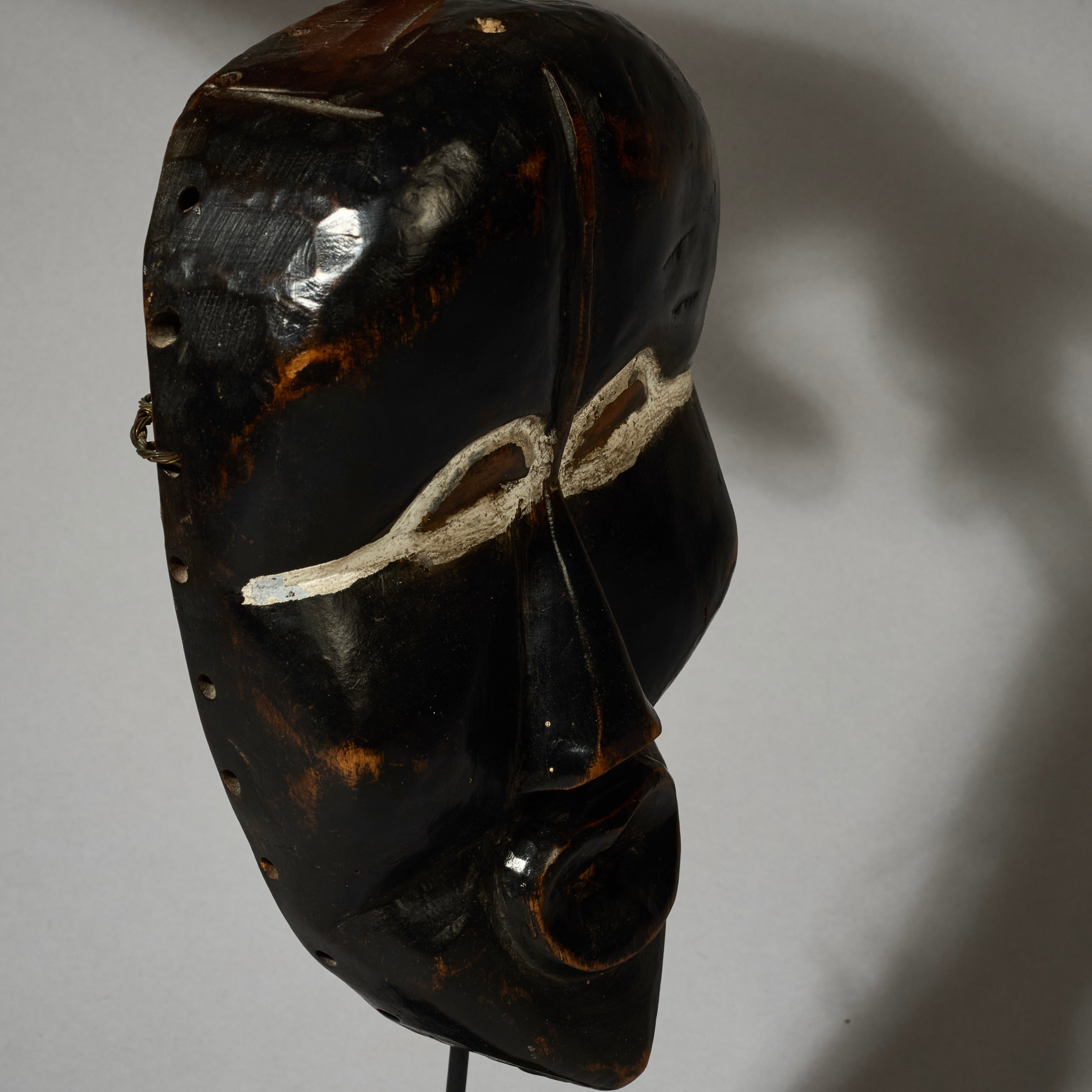 A SERENE DAN MASK FROM THE IVORY COAST EX UK COLLECTION ( No 5175 )