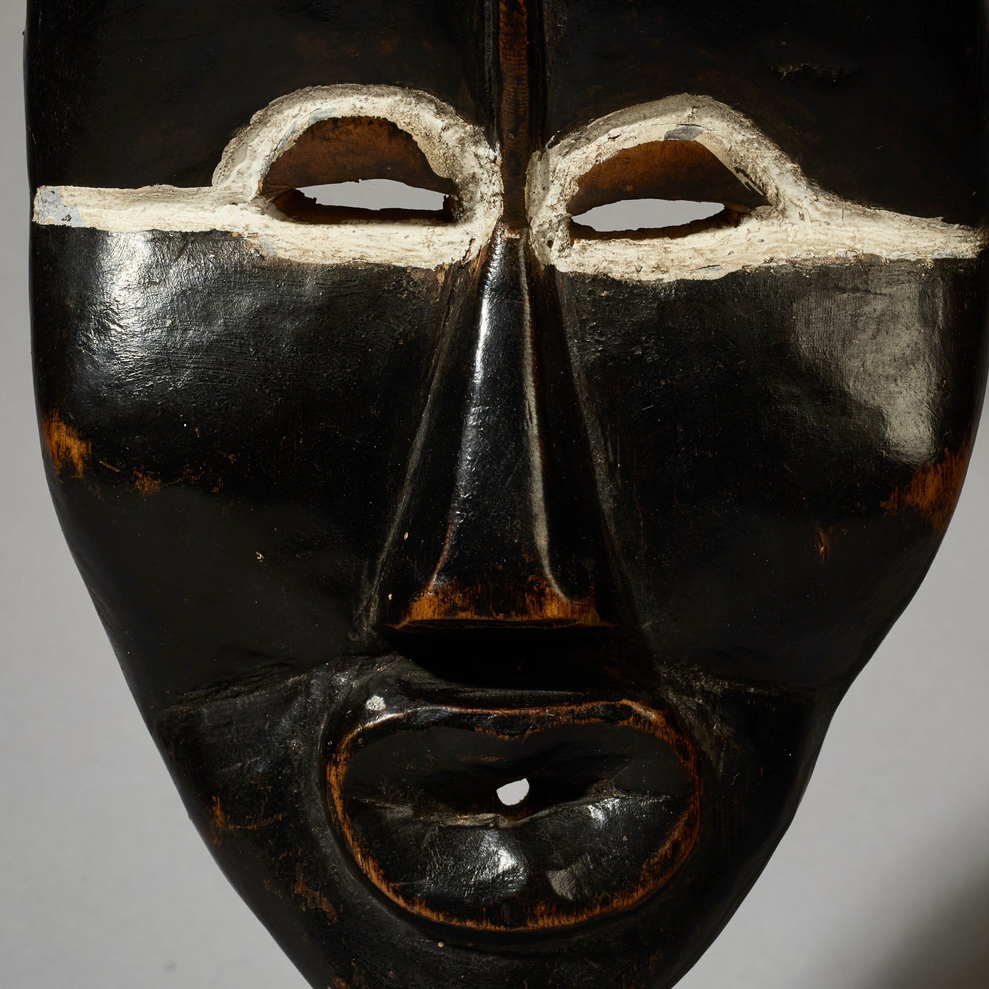 A SERENE DAN MASK FROM THE IVORY COAST EX UK COLLECTION ( No 5175 )