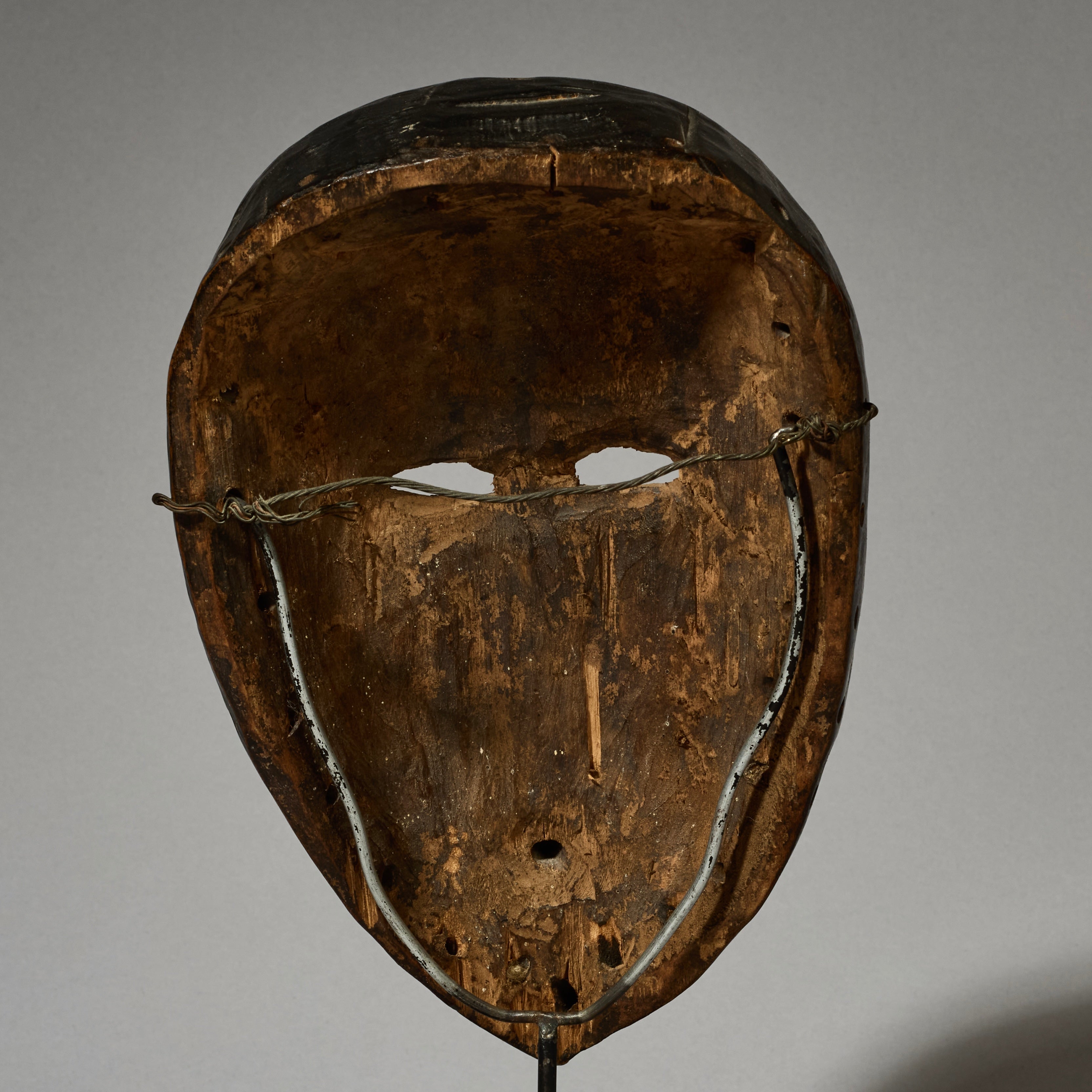 A SERENE DAN MASK FROM THE IVORY COAST EX UK COLLECTION ( No 5175 )