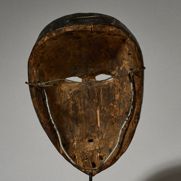 A SERENE DAN MASK FROM THE IVORY COAST EX UK COLLECTION ( No 5175 )