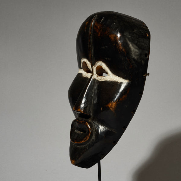 A SERENE DAN MASK FROM THE IVORY COAST EX UK COLLECTION ( No 5175 )