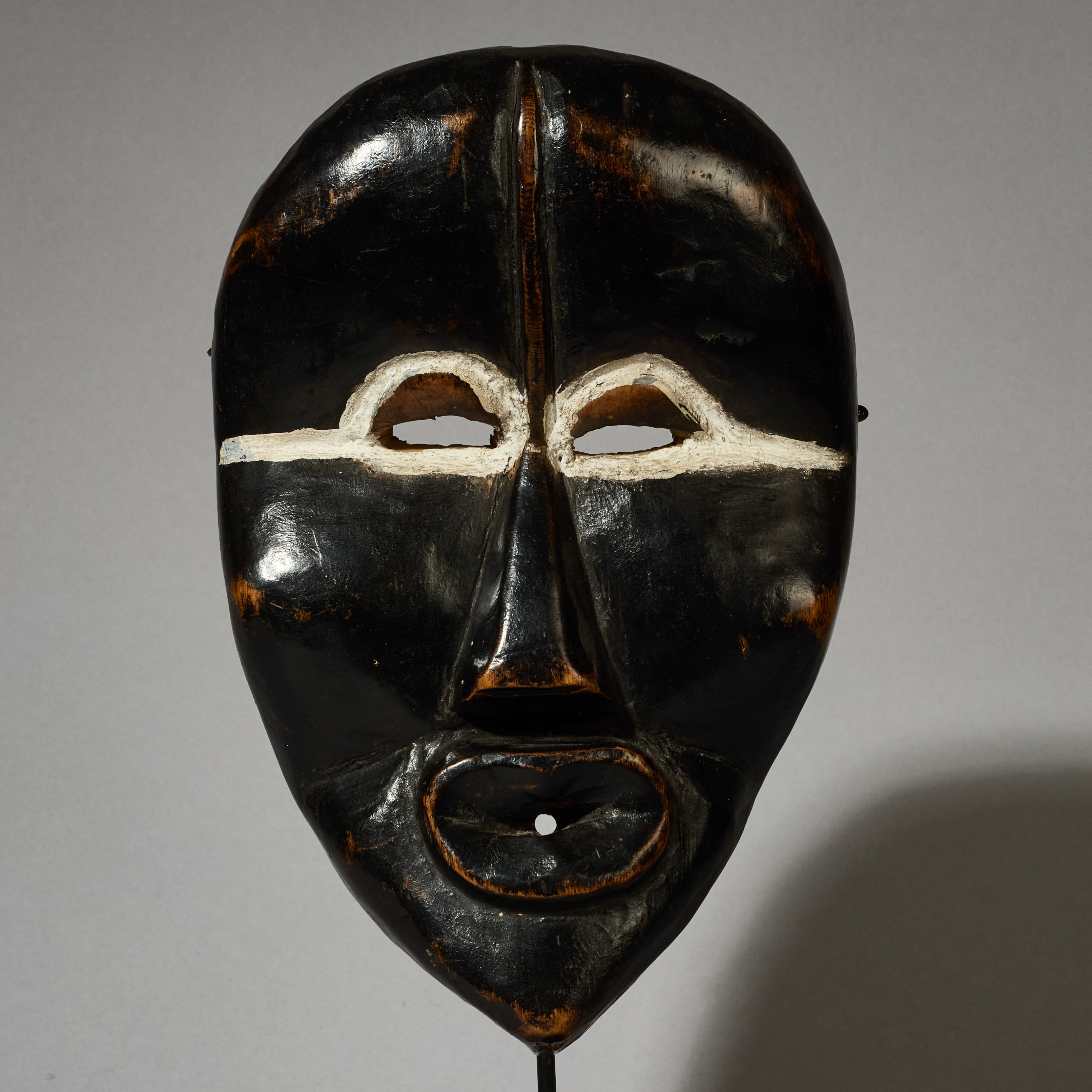 A SERENE DAN MASK FROM THE IVORY COAST EX UK COLLECTION ( No 5175 )