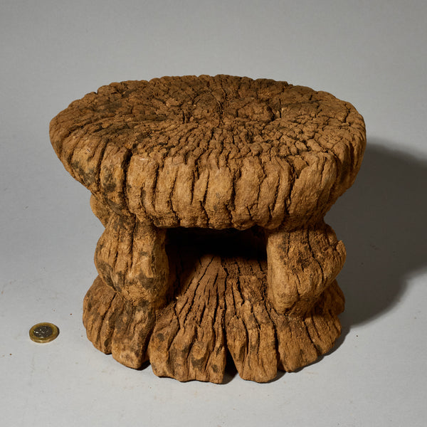 DL A ROUND EDGED, CHARACTER STOOL, GURUNSI TRIBE OF BURKINA FASO W.AFRICA ( No 5122)